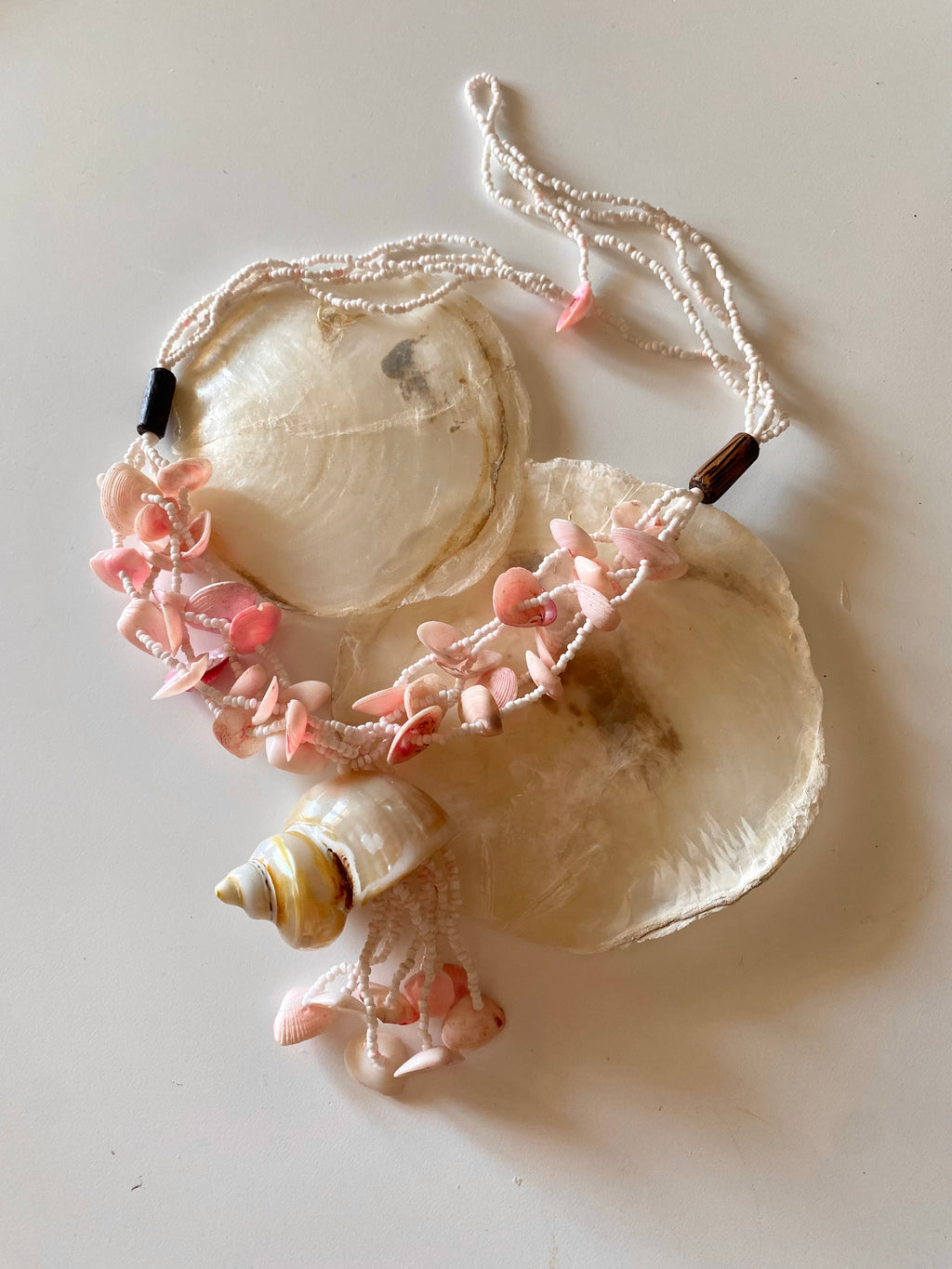 Marea collana con perle e conchiglie naturali