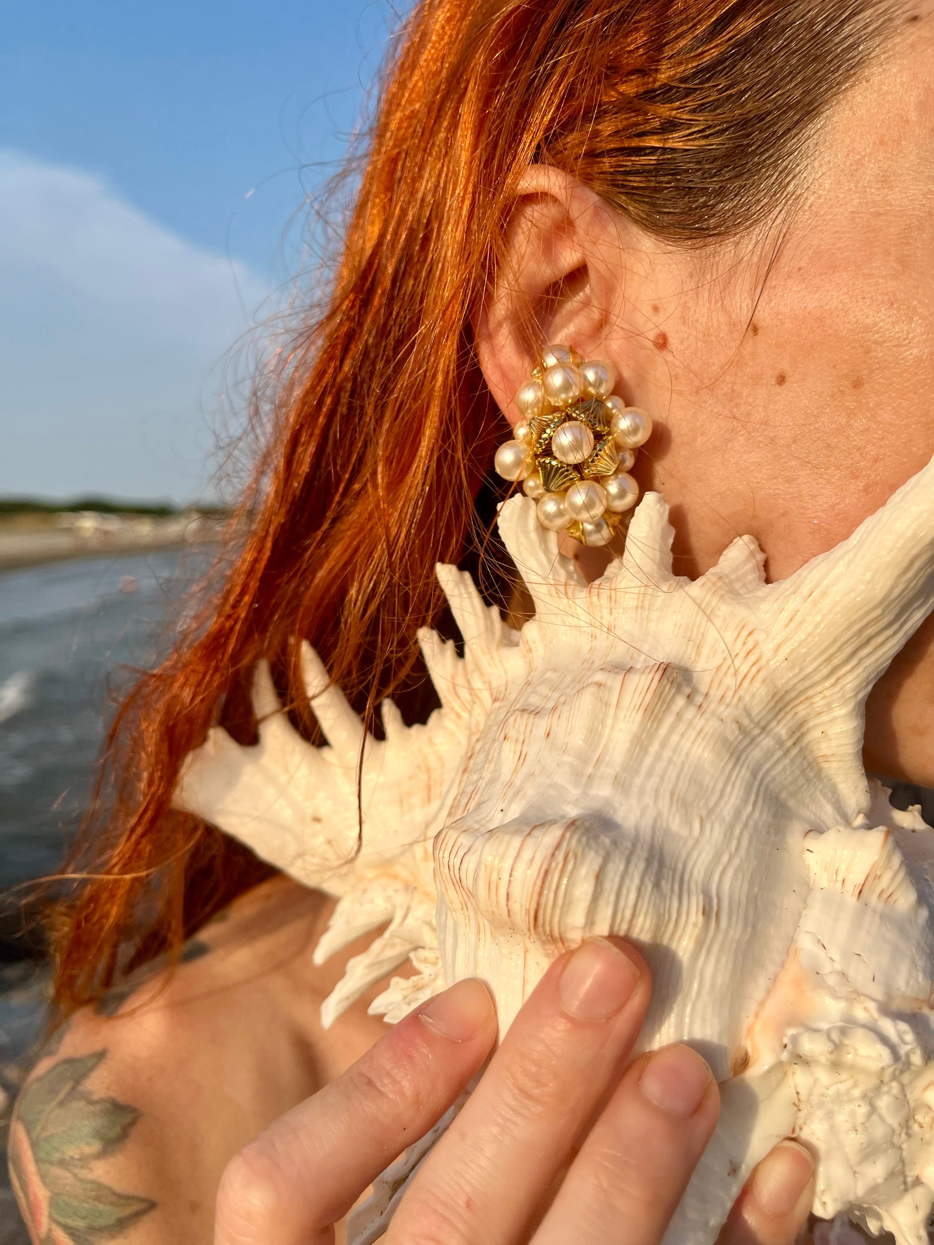 Capri orecchini a clip con perle e conchiglie