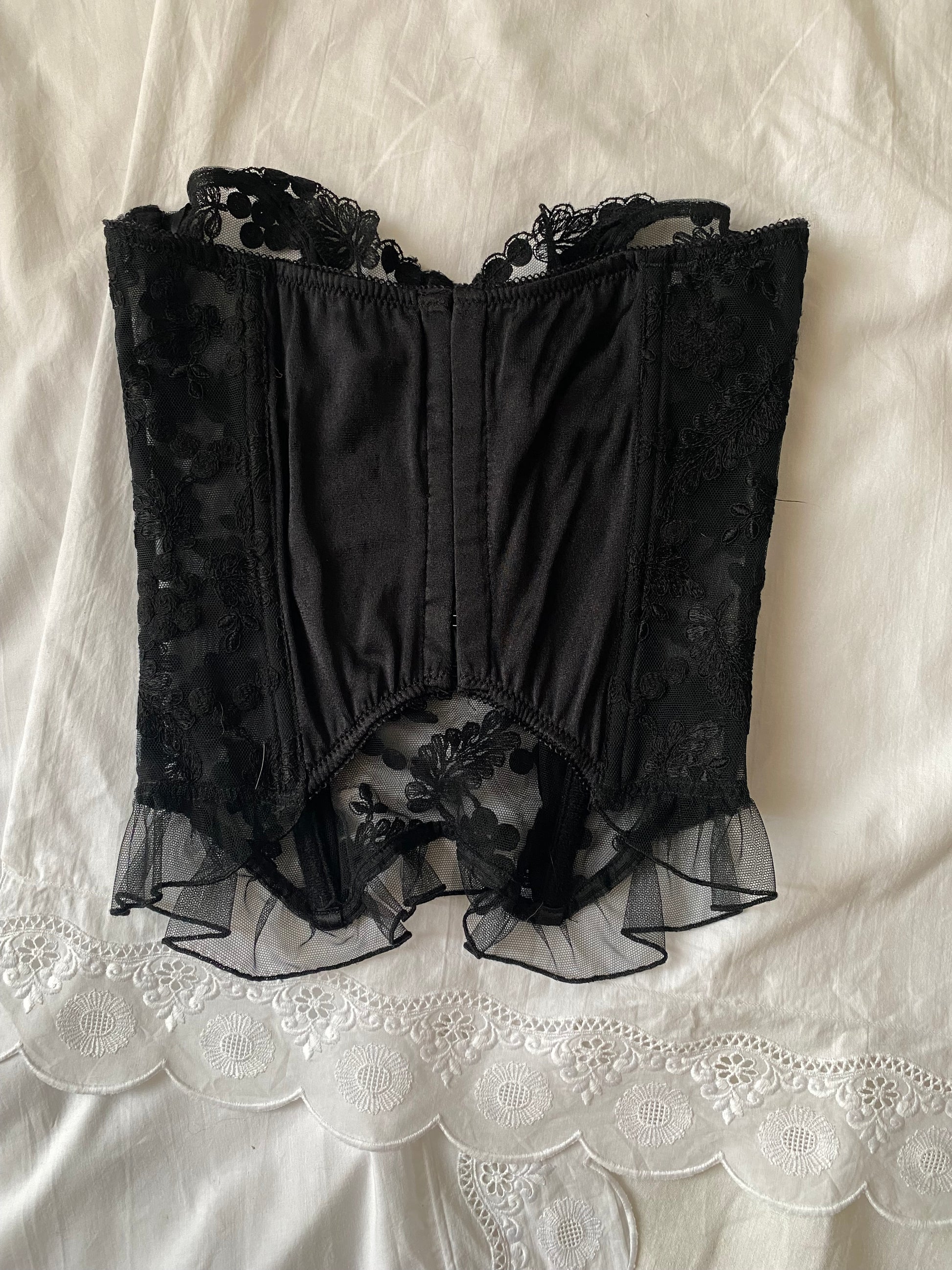 Corsetto nero rigido in pizzo