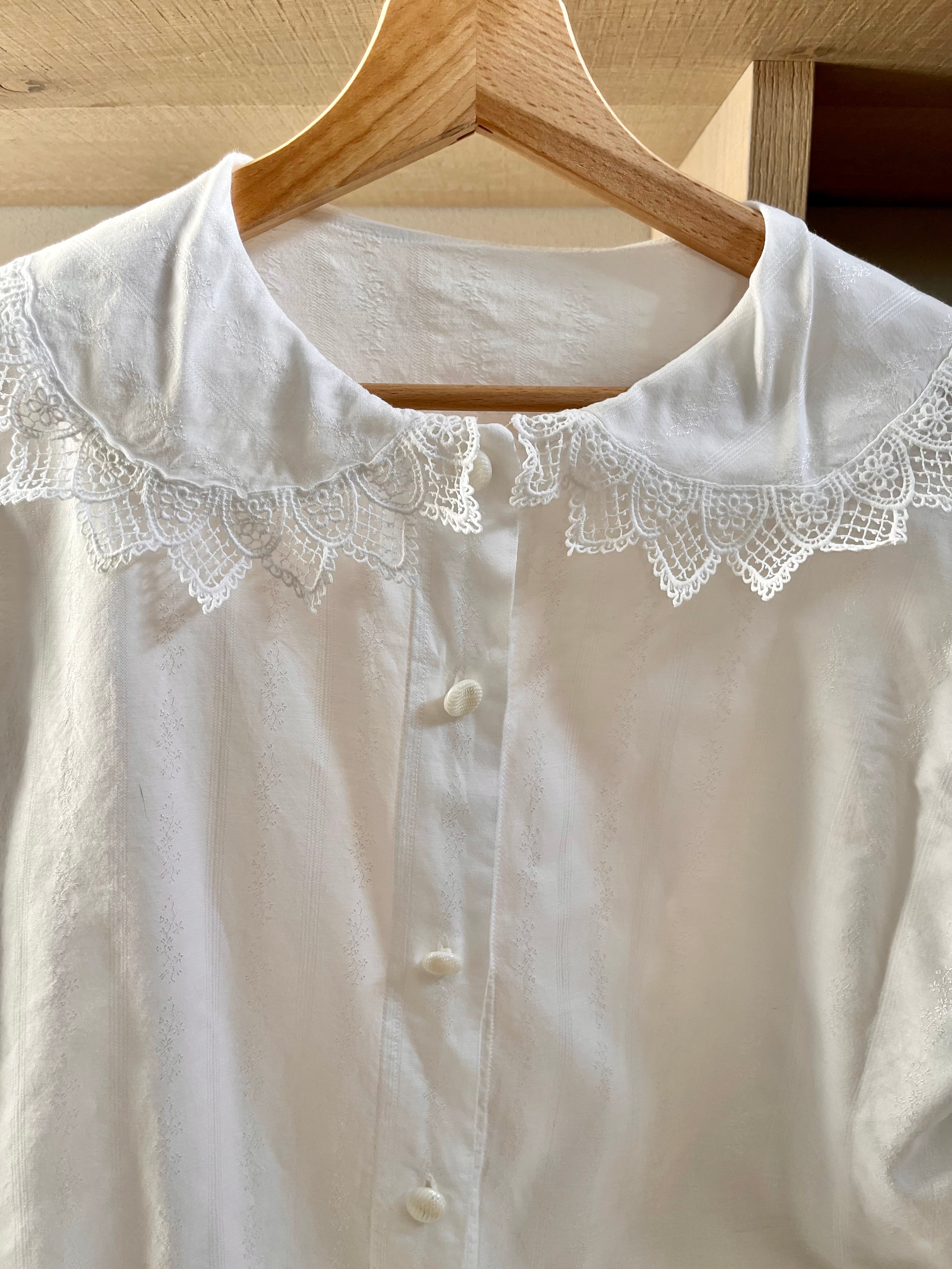 Camicia con pizzo e colletto chiacchierino