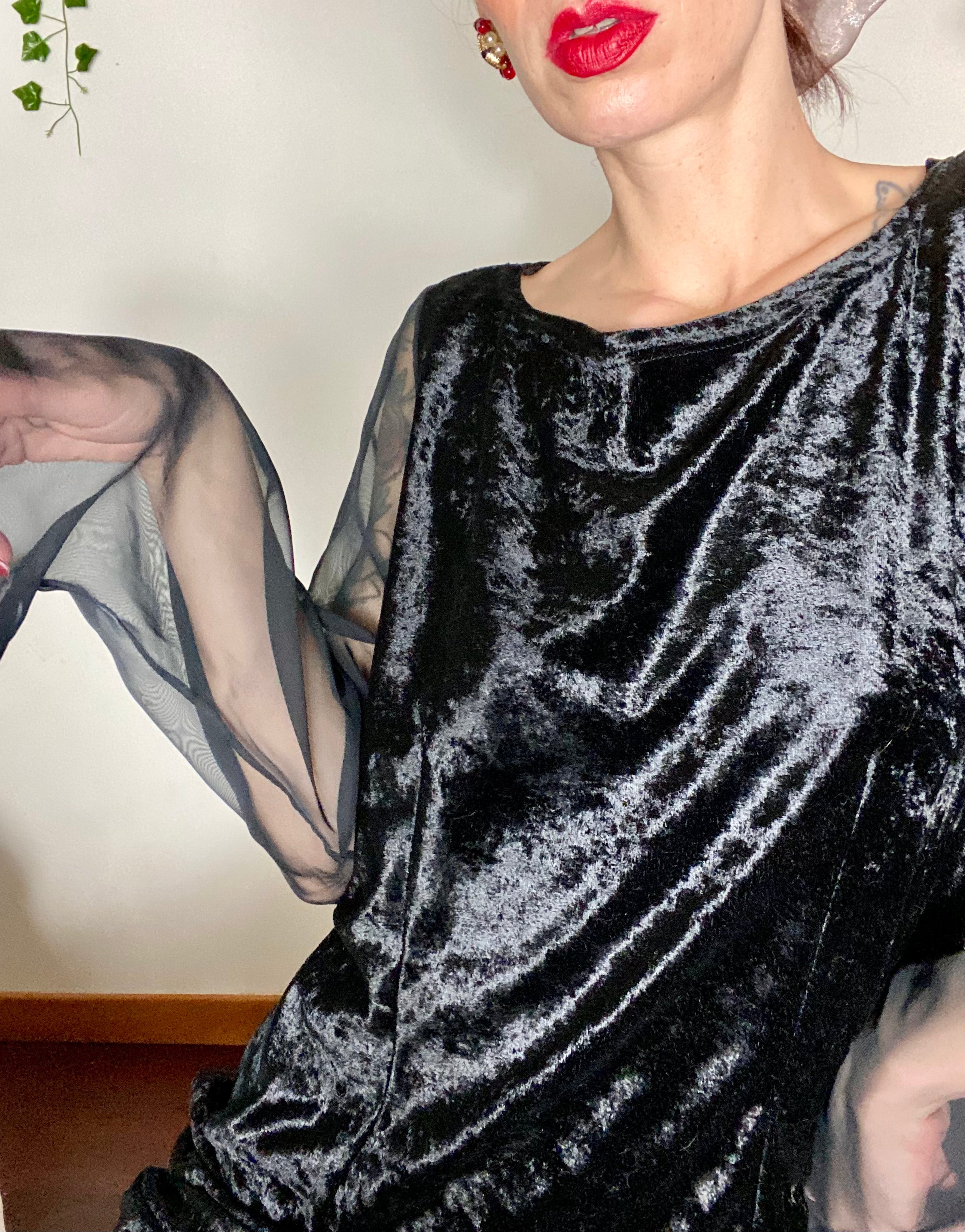 Robe fourreau en velours avec manches en voile