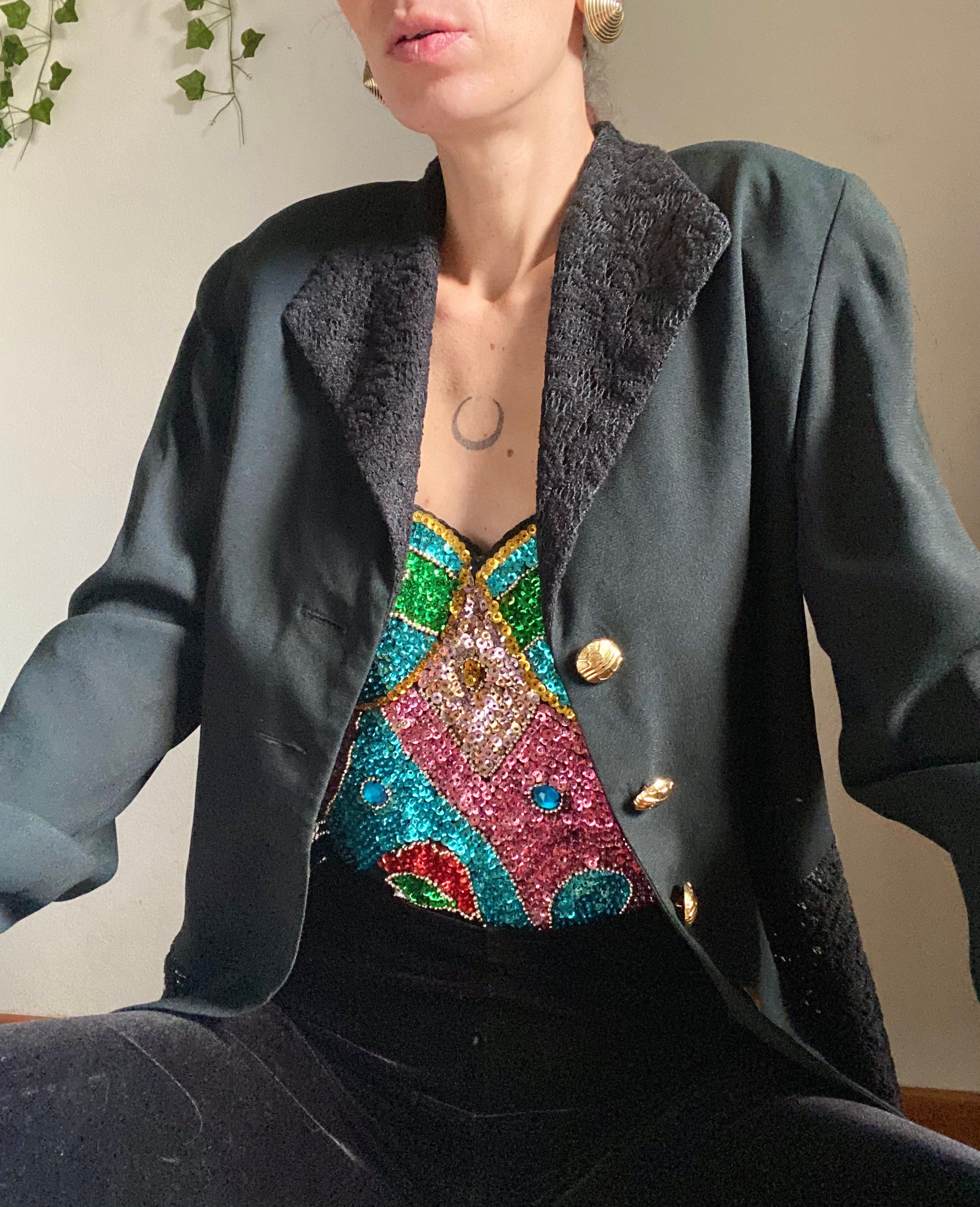 Blazer sfiancato con dettagli in pizzo e bottoni gioiello