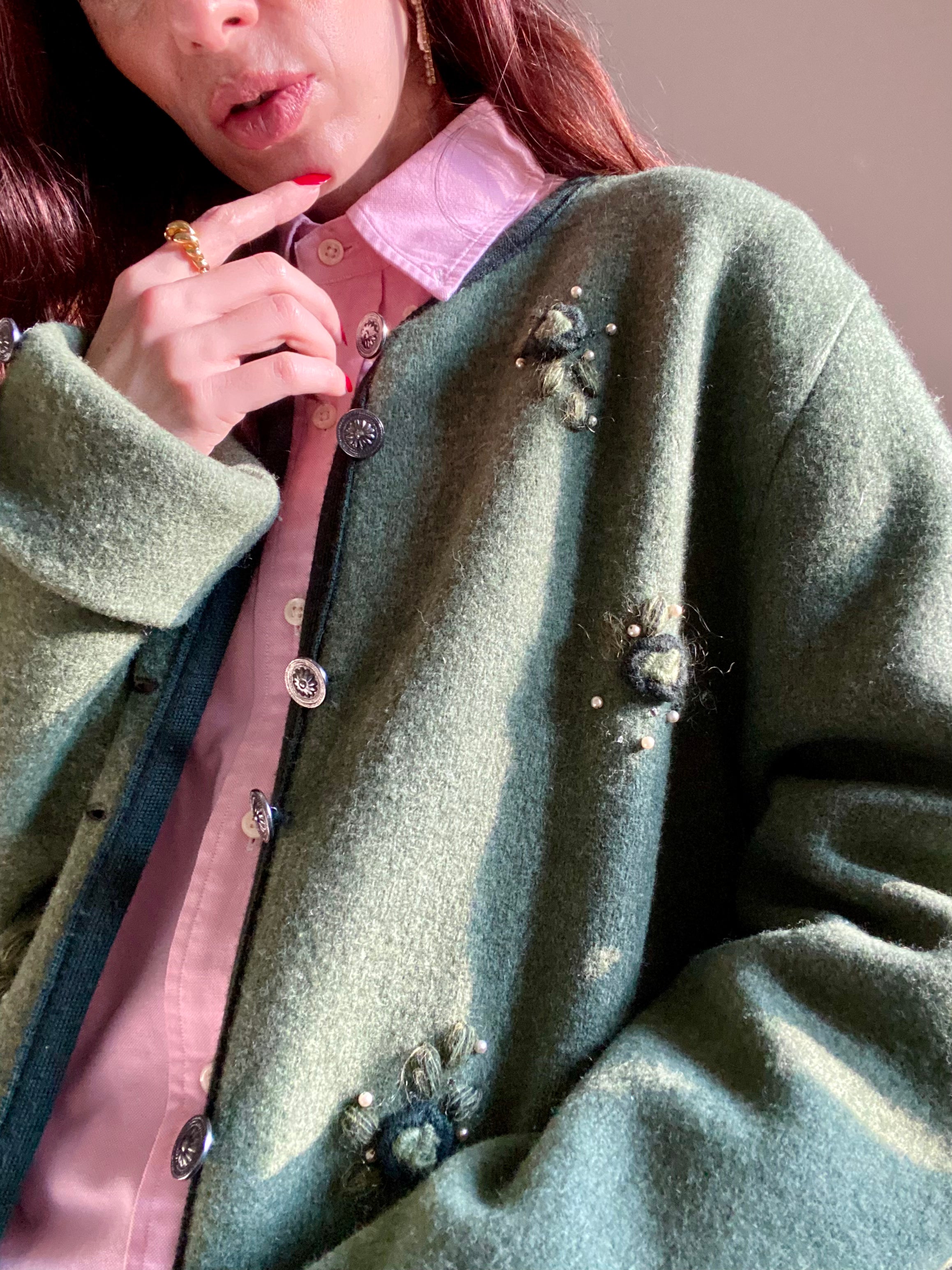 Giacca tirolese oliva con fiorellini e perline