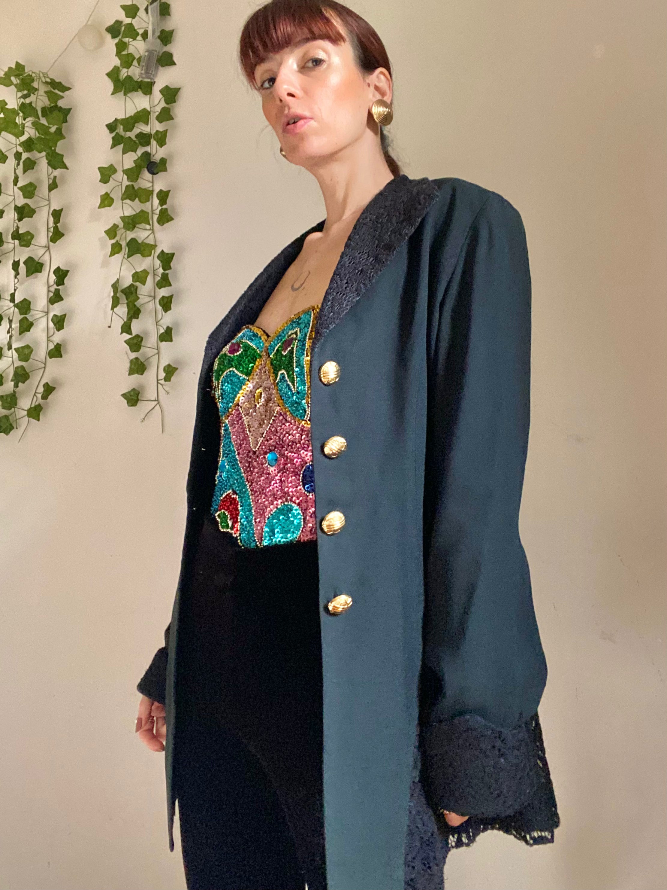 Blazer sfiancato con dettagli in pizzo e bottoni gioiello