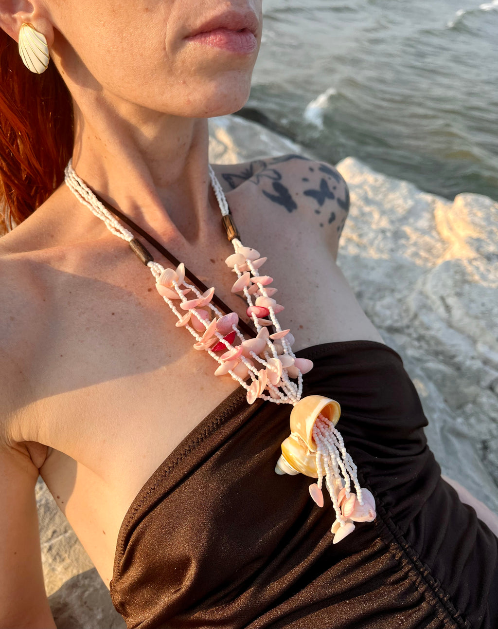 Marea collana con perle e conchiglie naturali