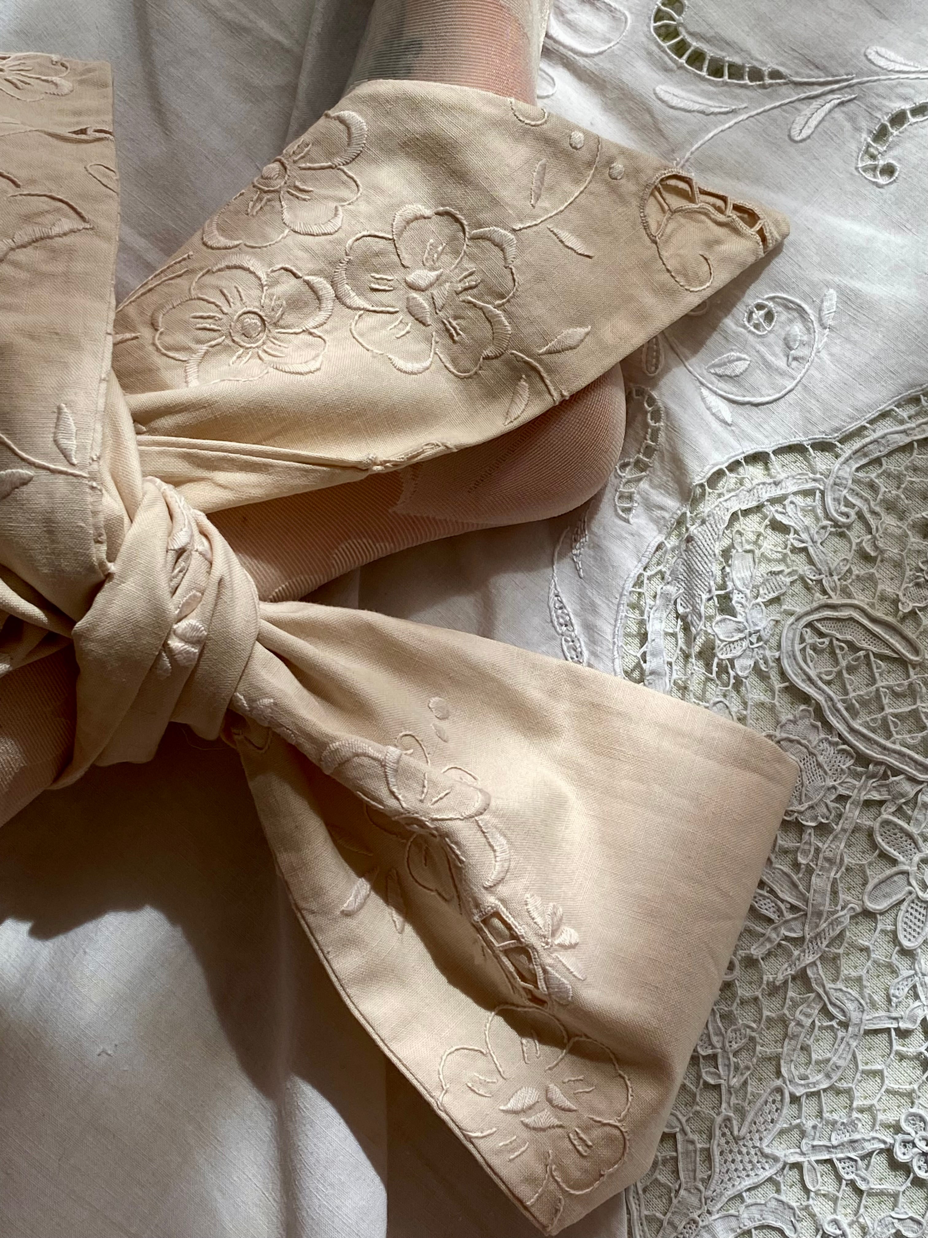 Fiocco sartoriale con ricamo antico