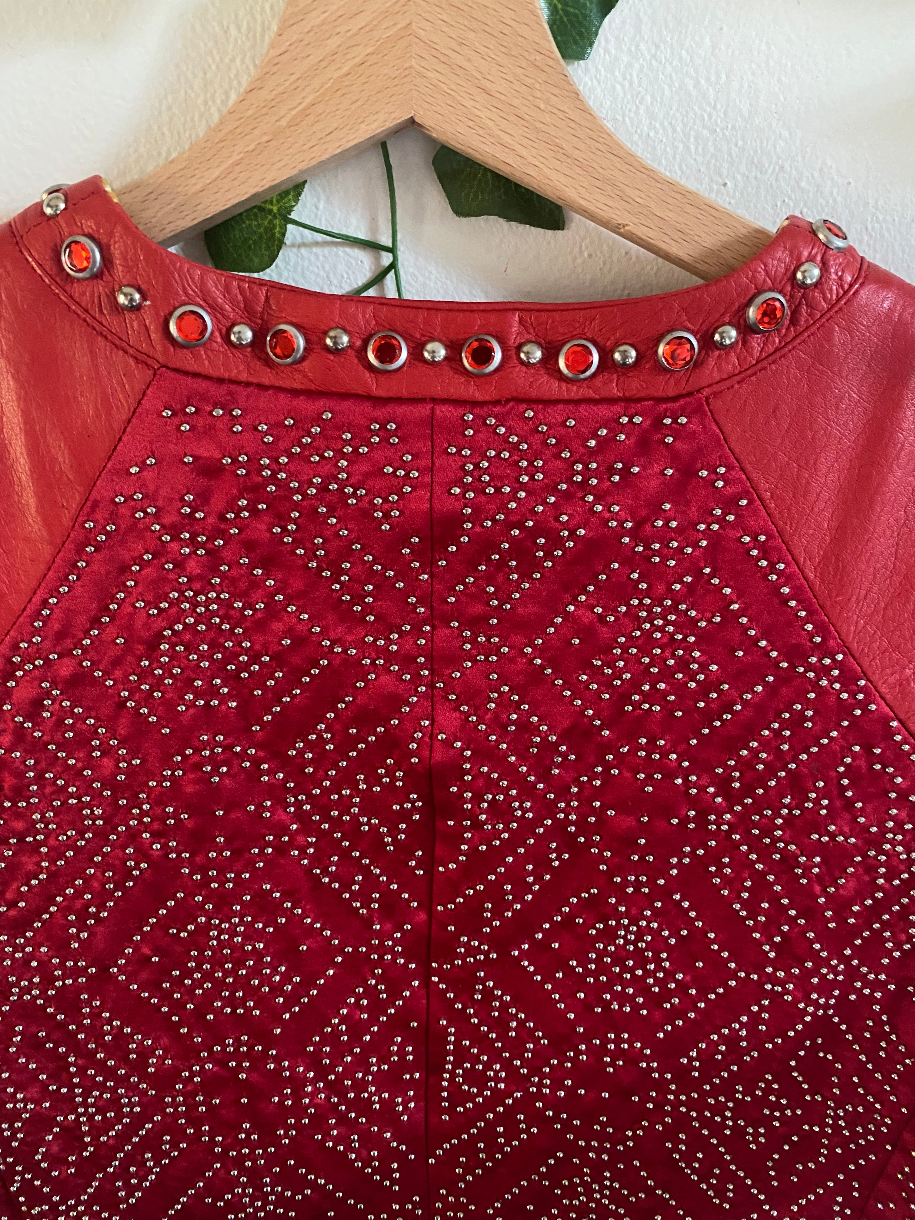 Gilet in vera pelle con pietre e borchie