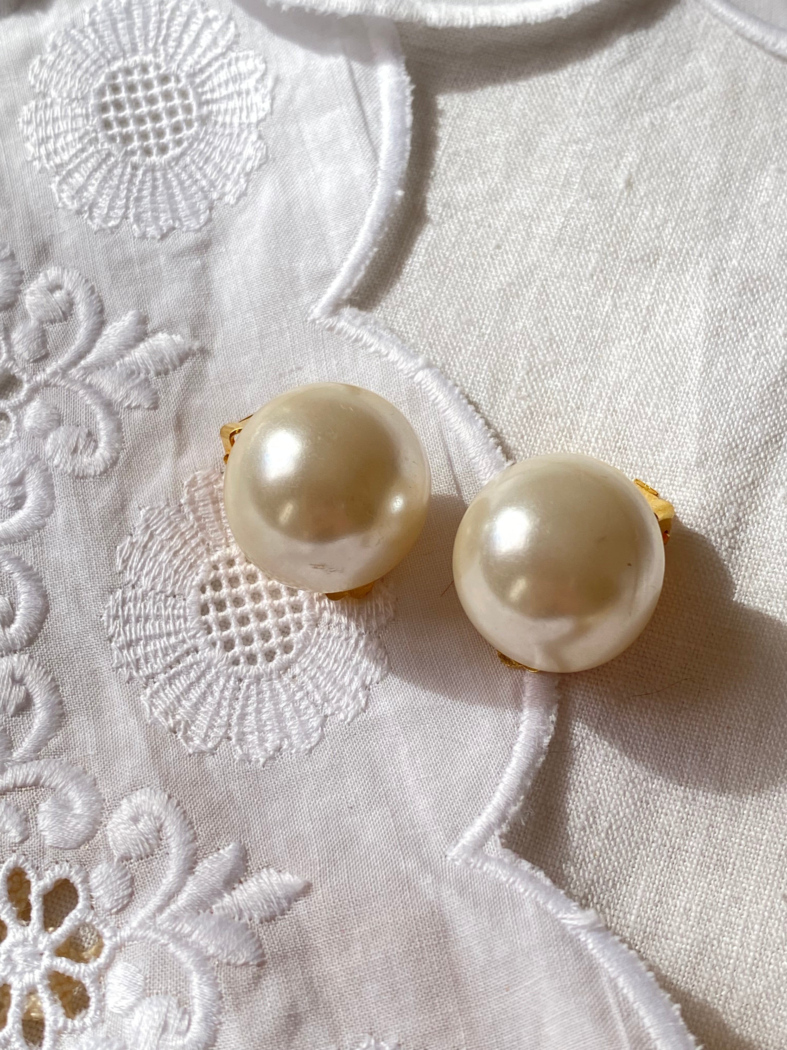 Orecchini perla a bottone
