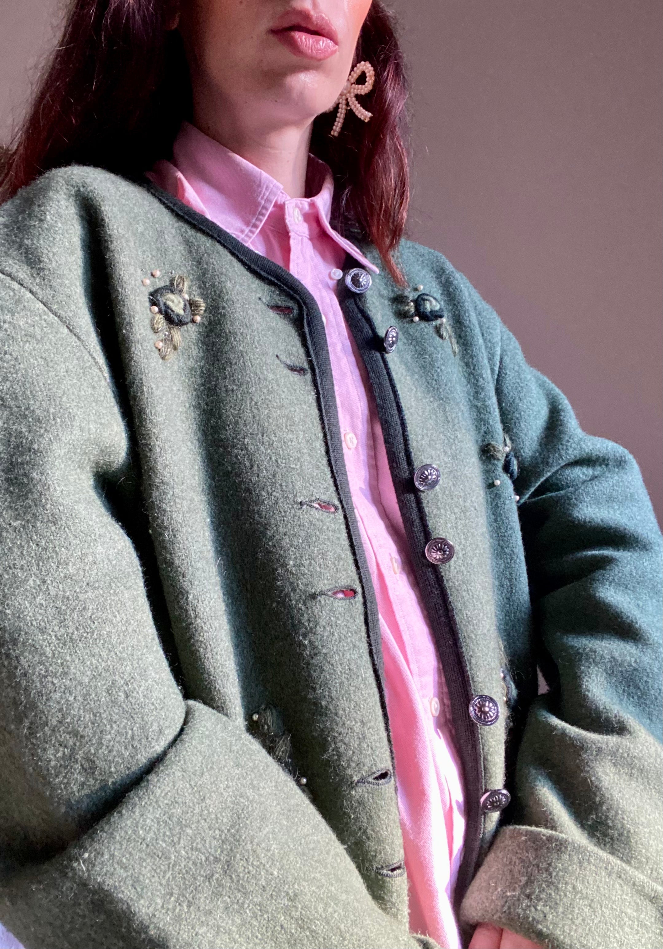 Giacca tirolese oliva con fiorellini e perline