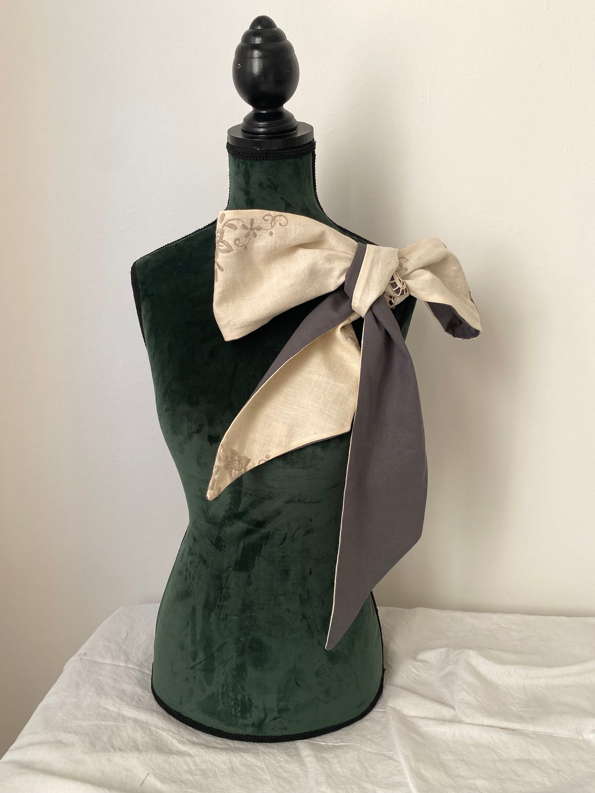 Fiocco sartoriale double face in puro cotone e ricami antichi