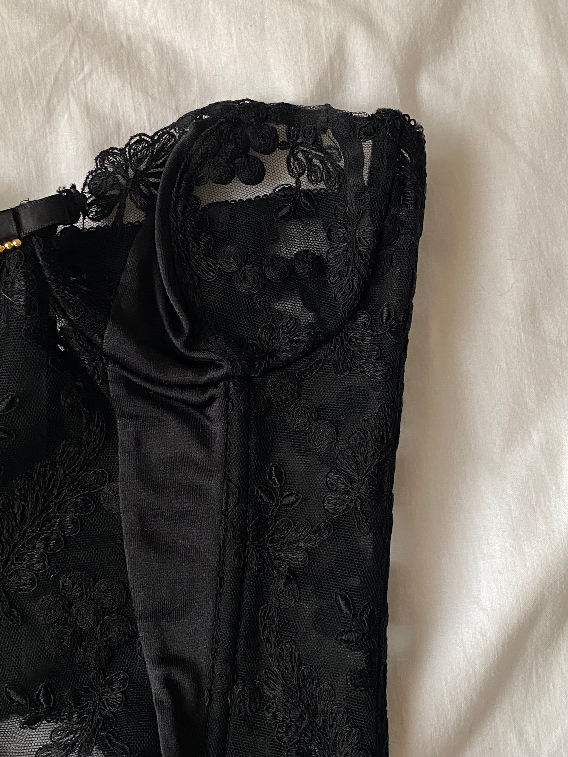 Corsetto nero rigido in pizzo