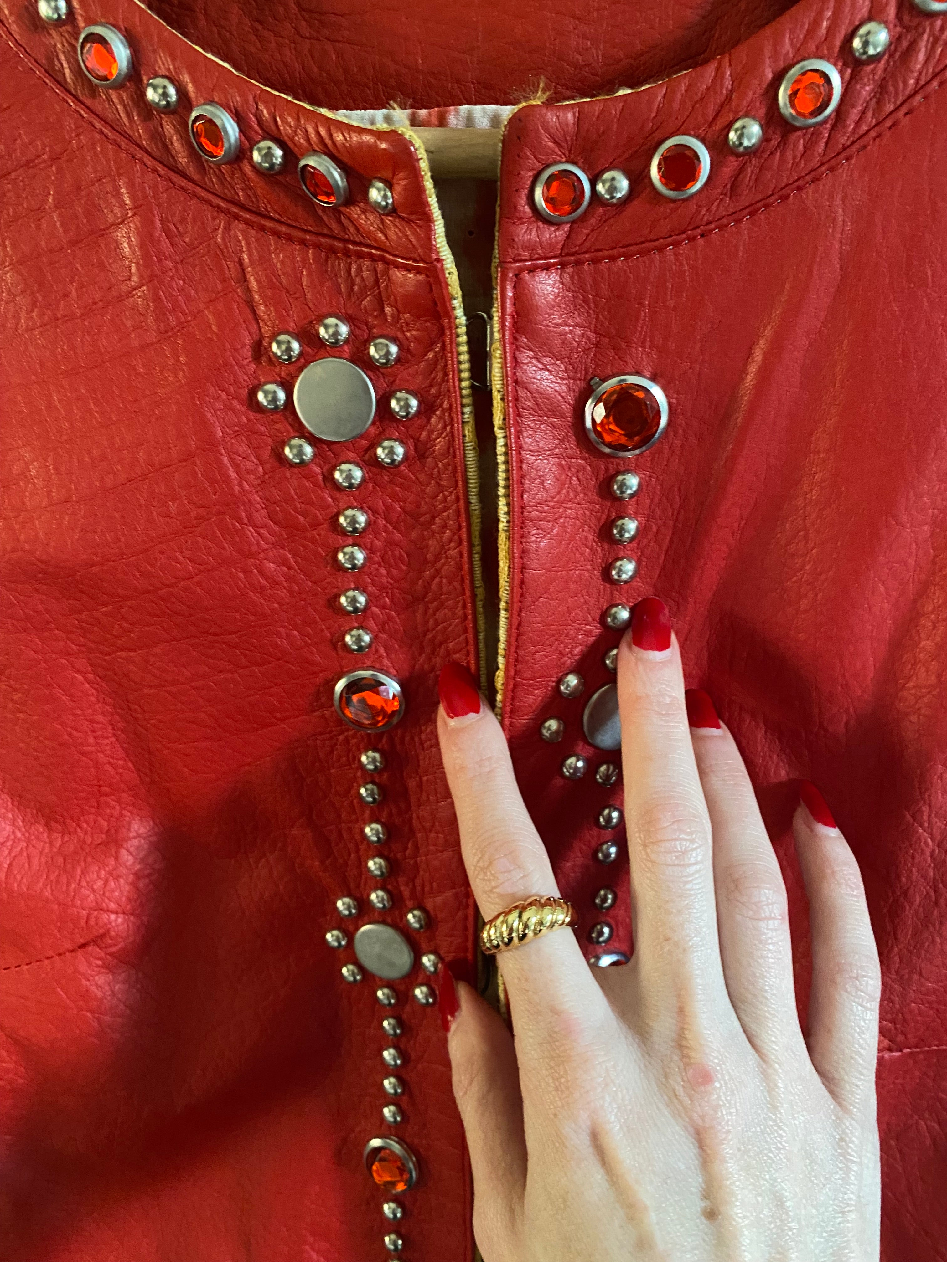 Gilet in vera pelle con pietre e borchie