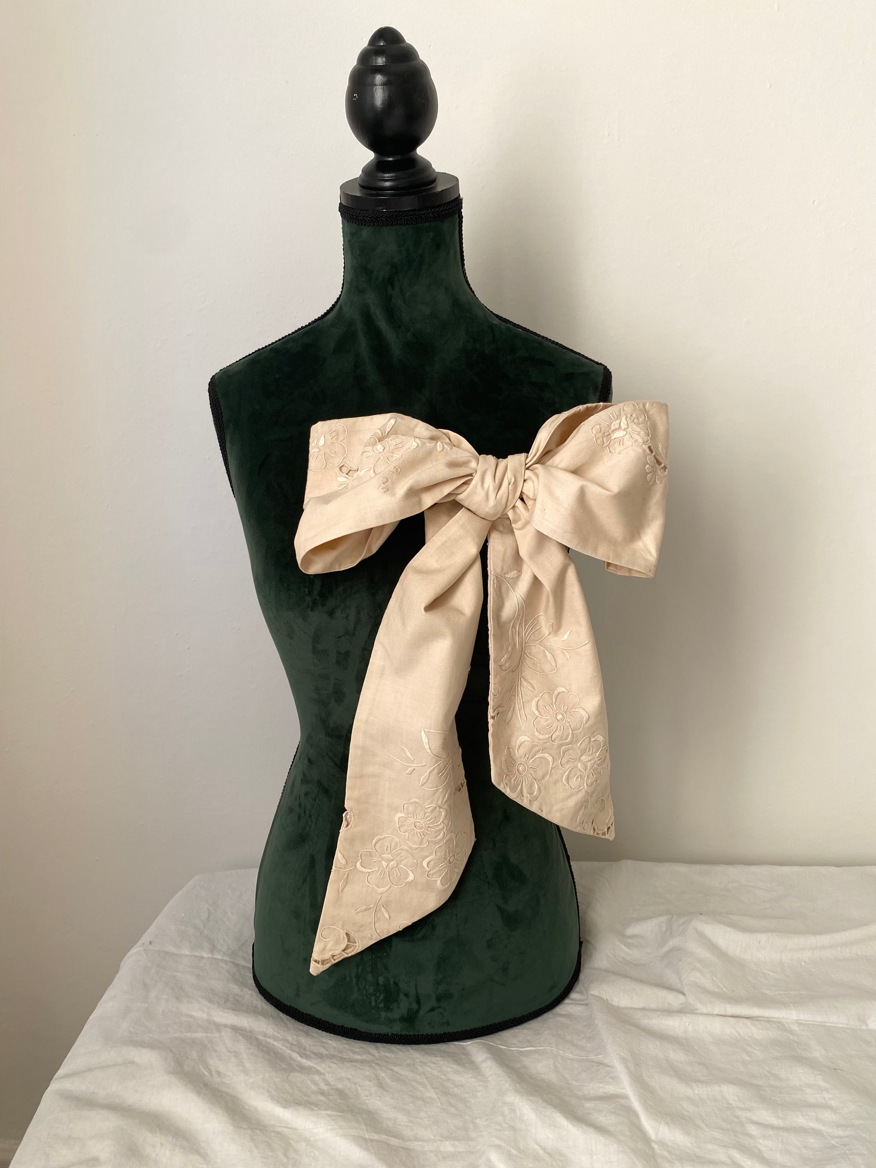 Fiocco sartoriale con ricamo antico