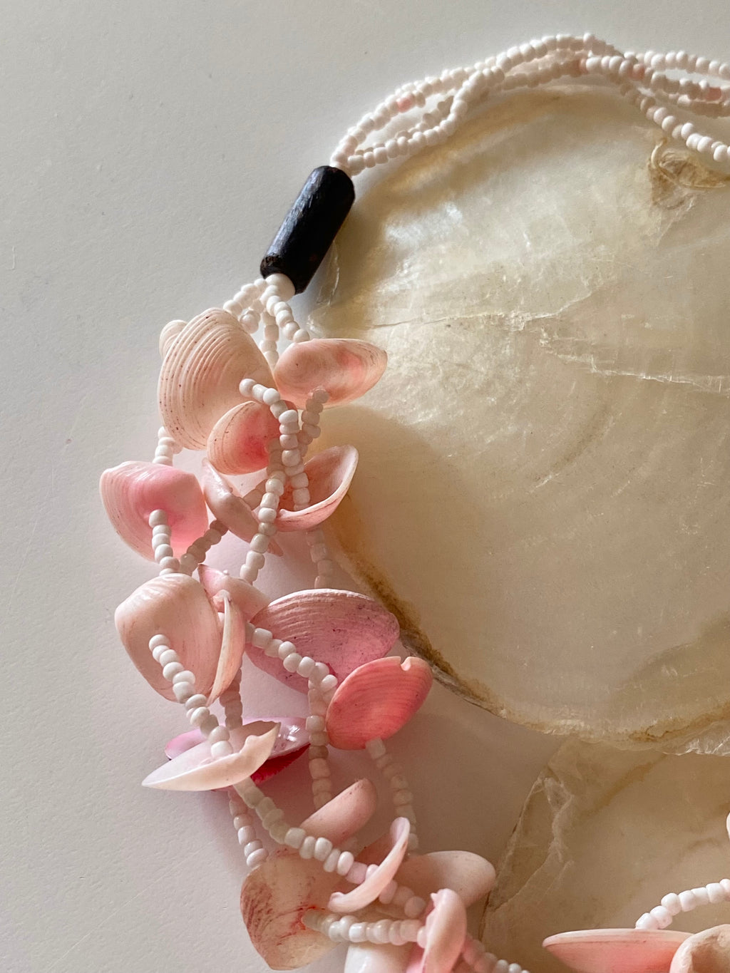 Marea collana con perle e conchiglie naturali