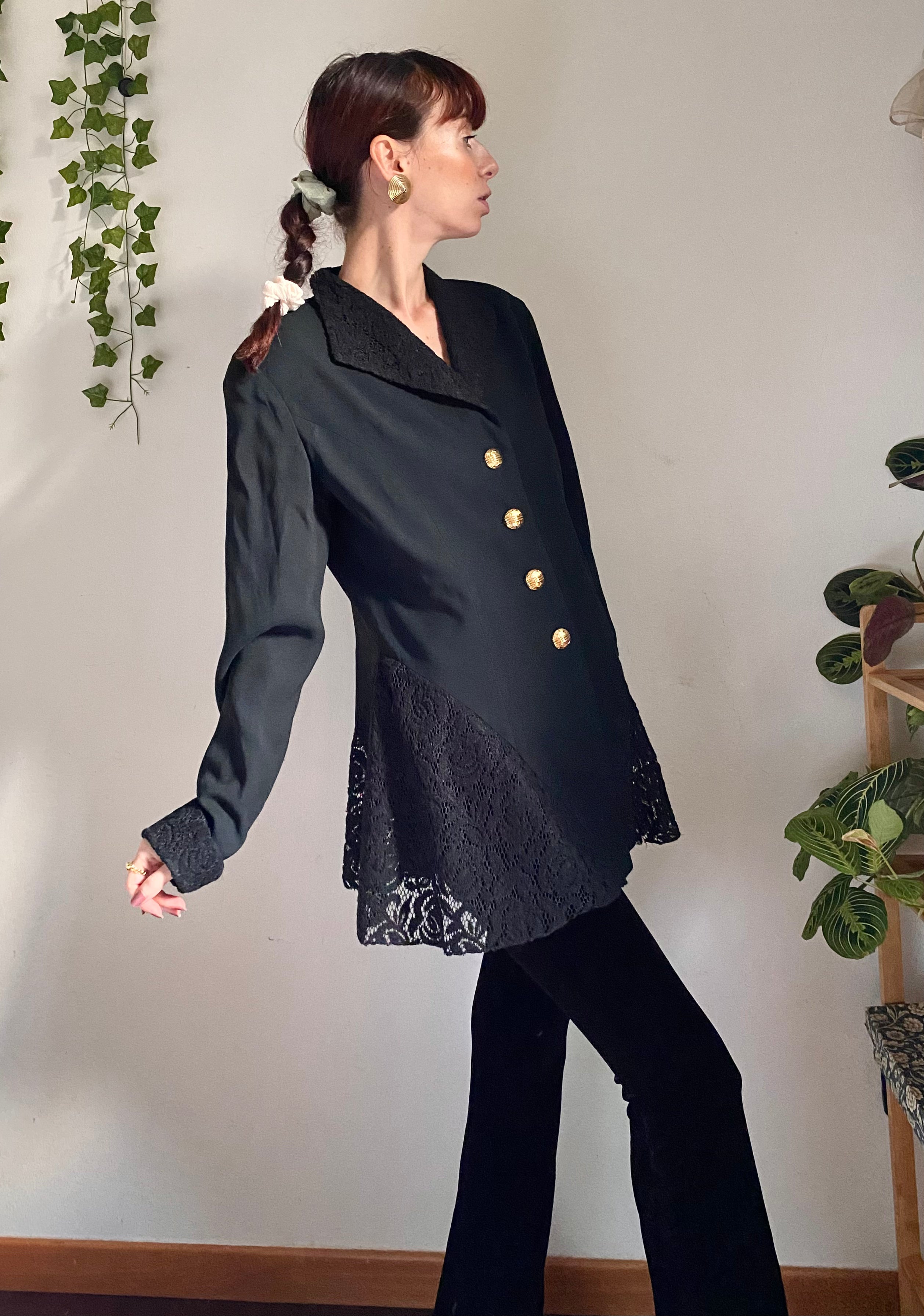 Blazer sfiancato con dettagli in pizzo e bottoni gioiello