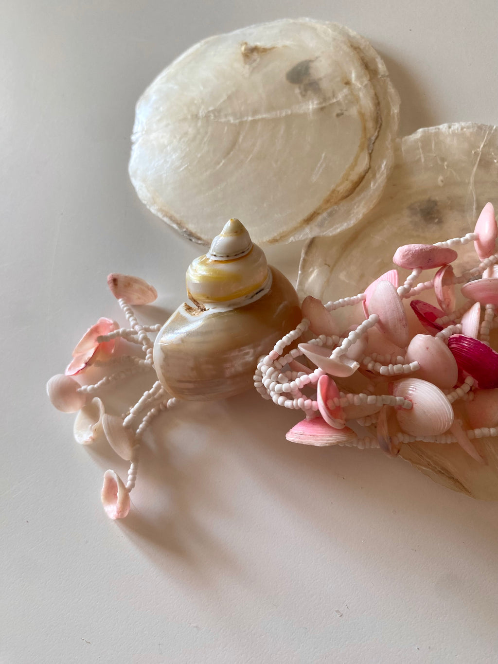 Marea collana con perle e conchiglie naturali