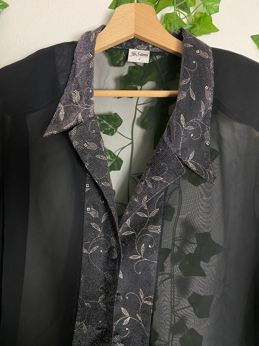 Camicia velata spalle larghe con dettagli argentati