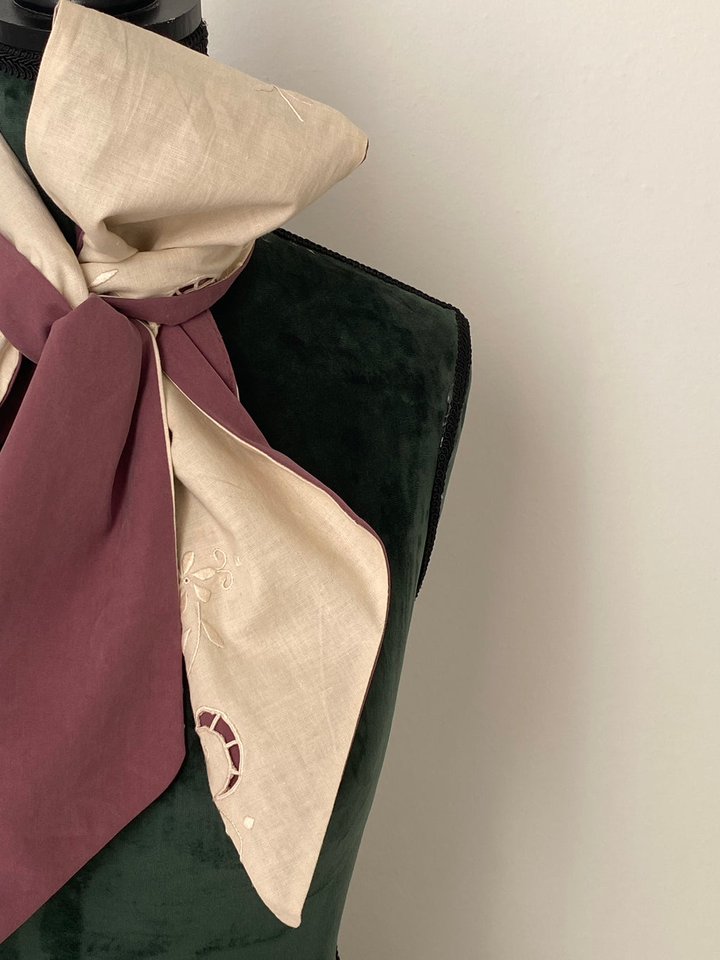 Fiocco sartoriale double face in seta e puro cotone con ricami antichi