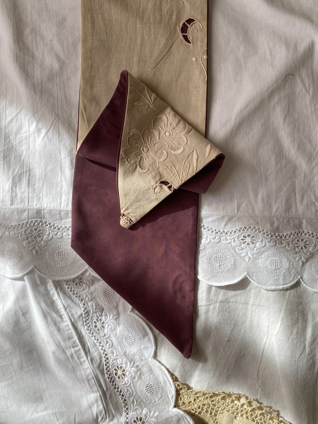 Fiocco sartoriale double face in seta e puro cotone con ricami antichi