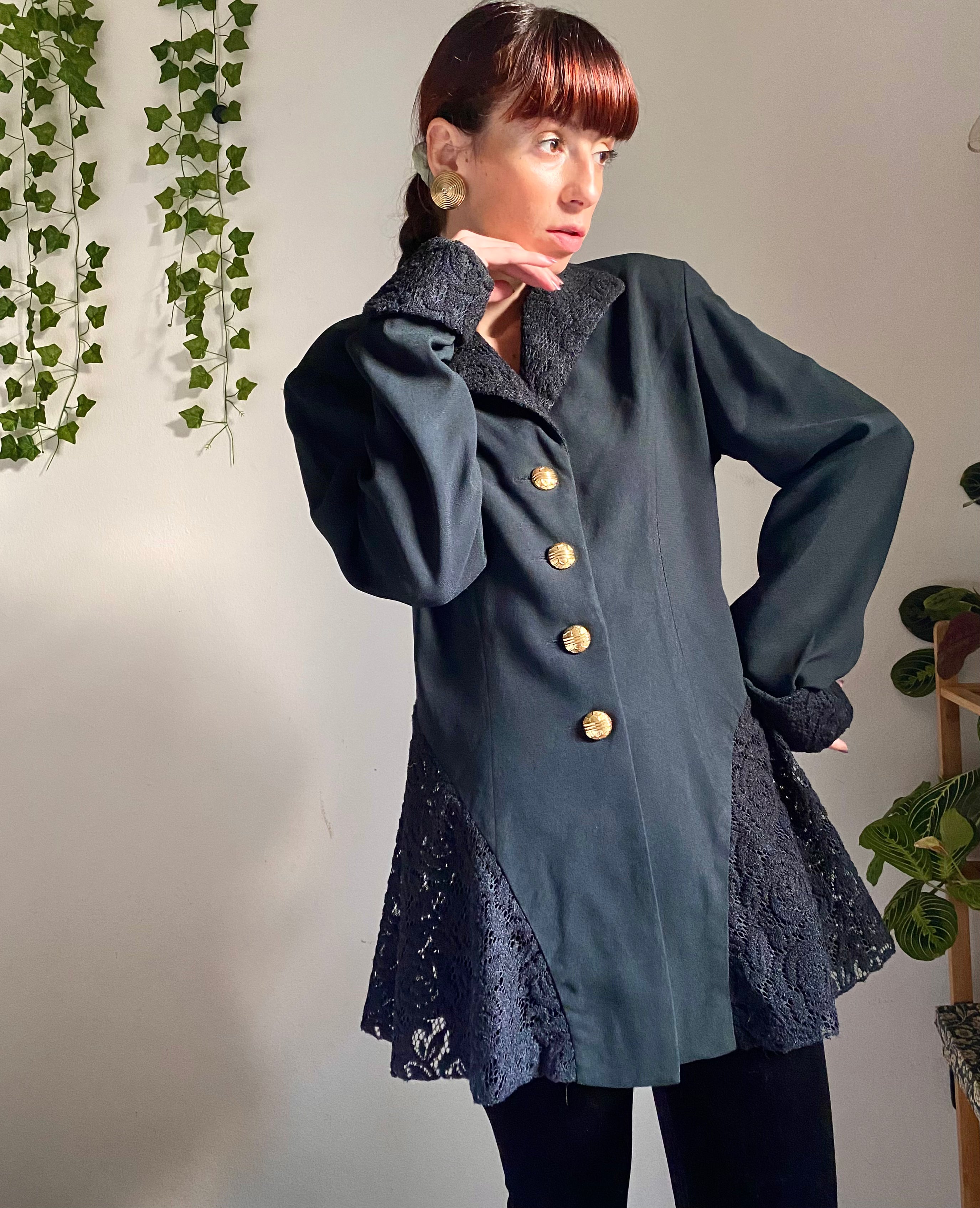 Blazer sfiancato con dettagli in pizzo e bottoni gioiello