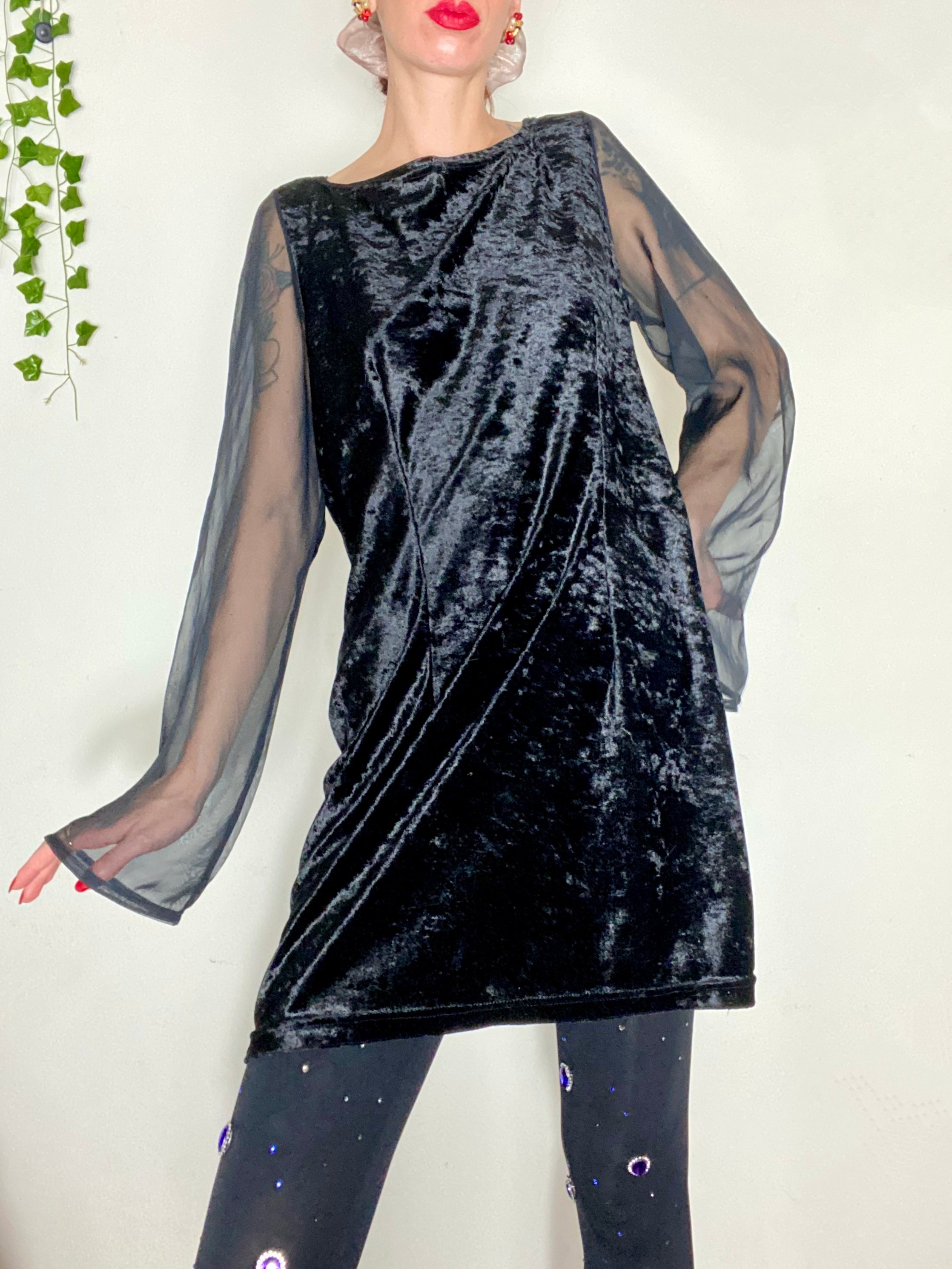 Tubino in velluto con maniche in velo