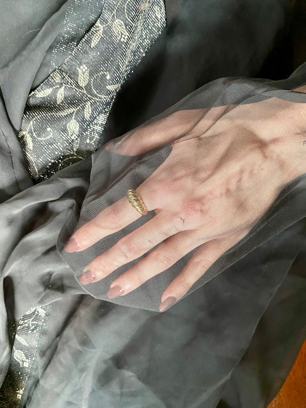Camicia velata spalle larghe con dettagli argentati