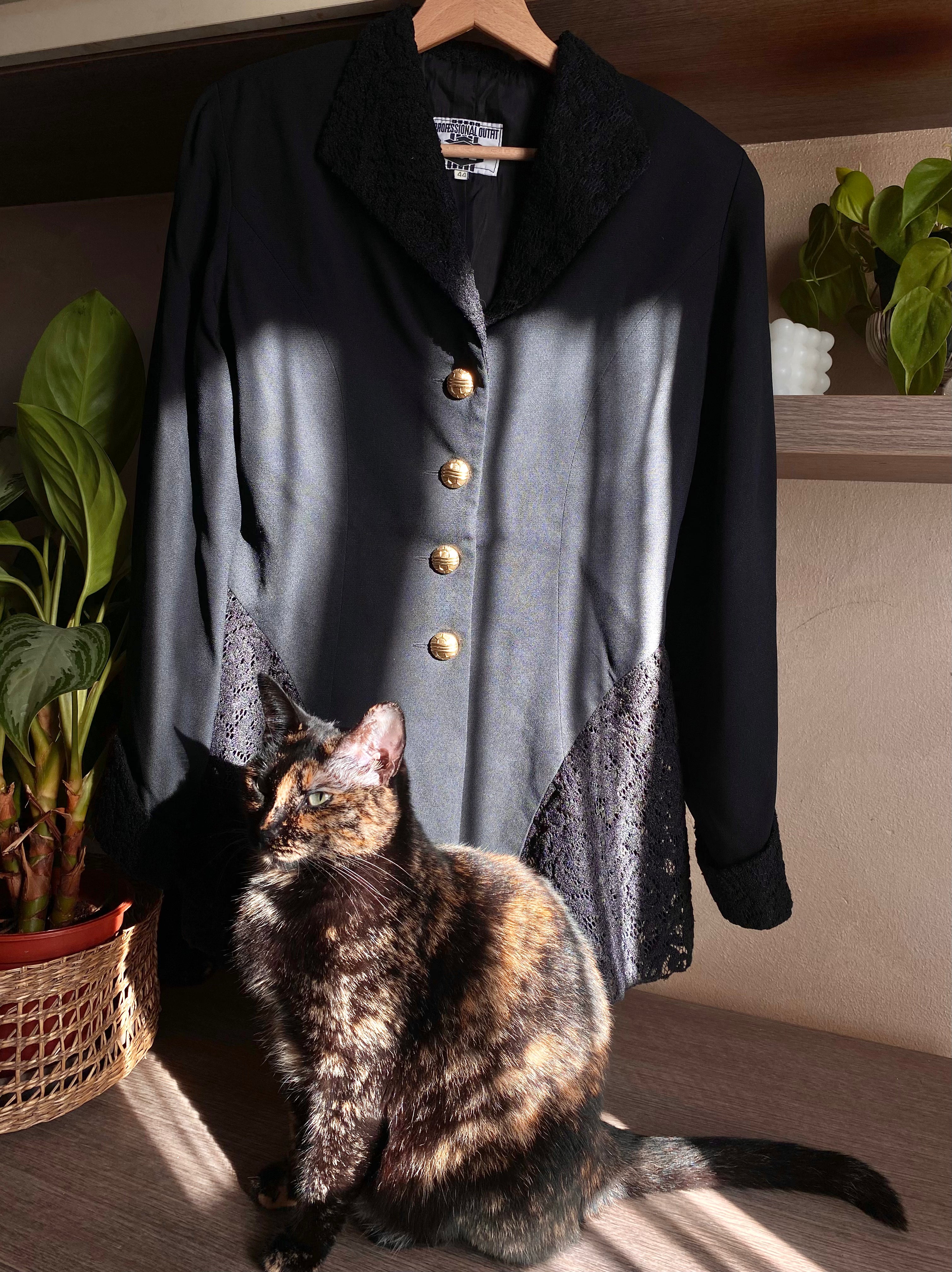 Blazer sfiancato con dettagli in pizzo e bottoni gioiello