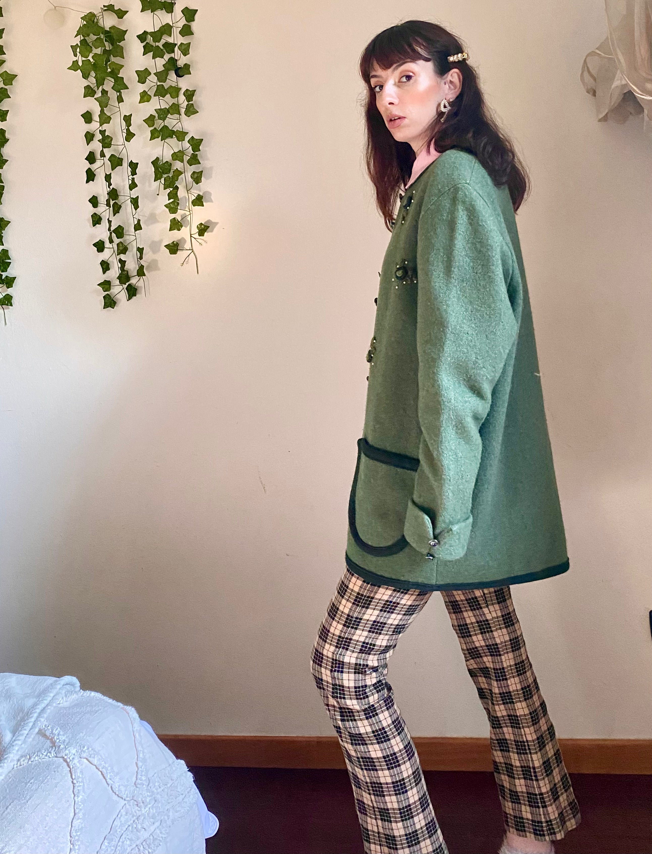 Giacca tirolese oliva con fiorellini e perline