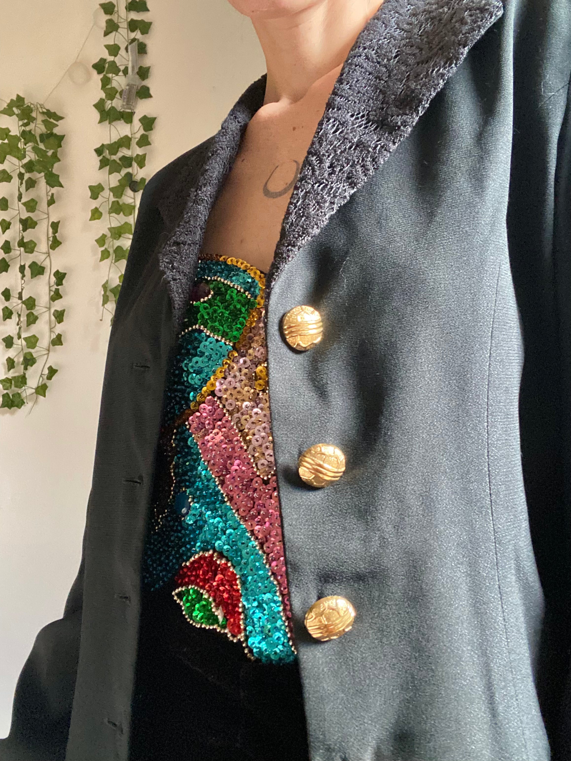 Blazer sfiancato con dettagli in pizzo e bottoni gioiello