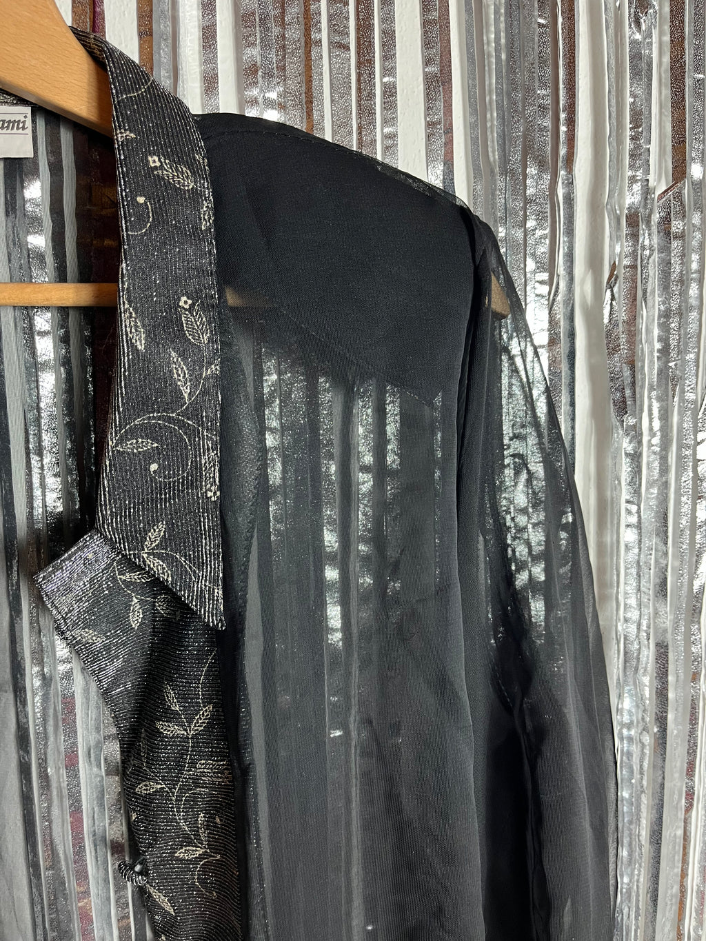 Camicia velata spalle larghe con dettagli argentati