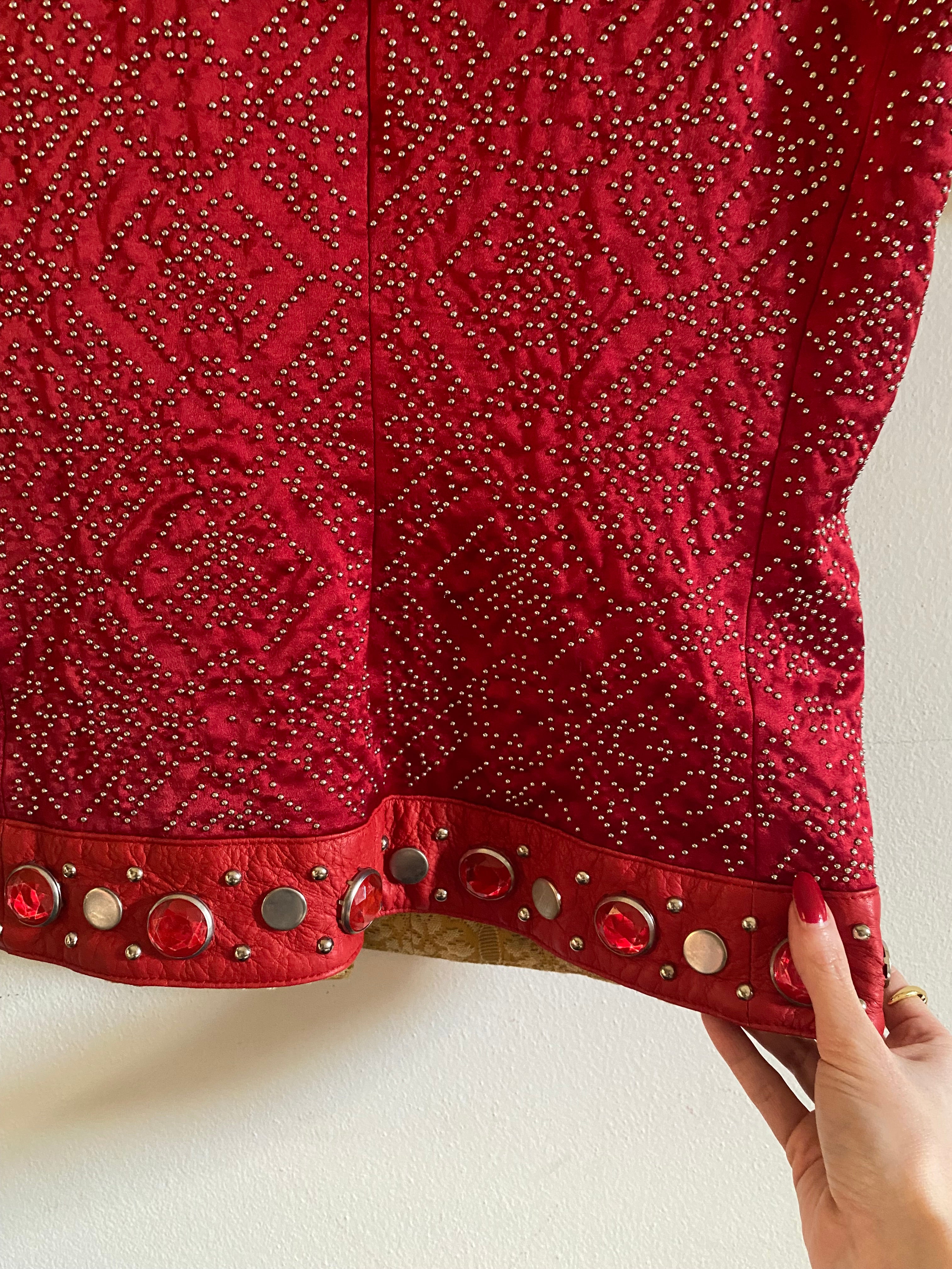 Gilet in vera pelle con pietre e borchie