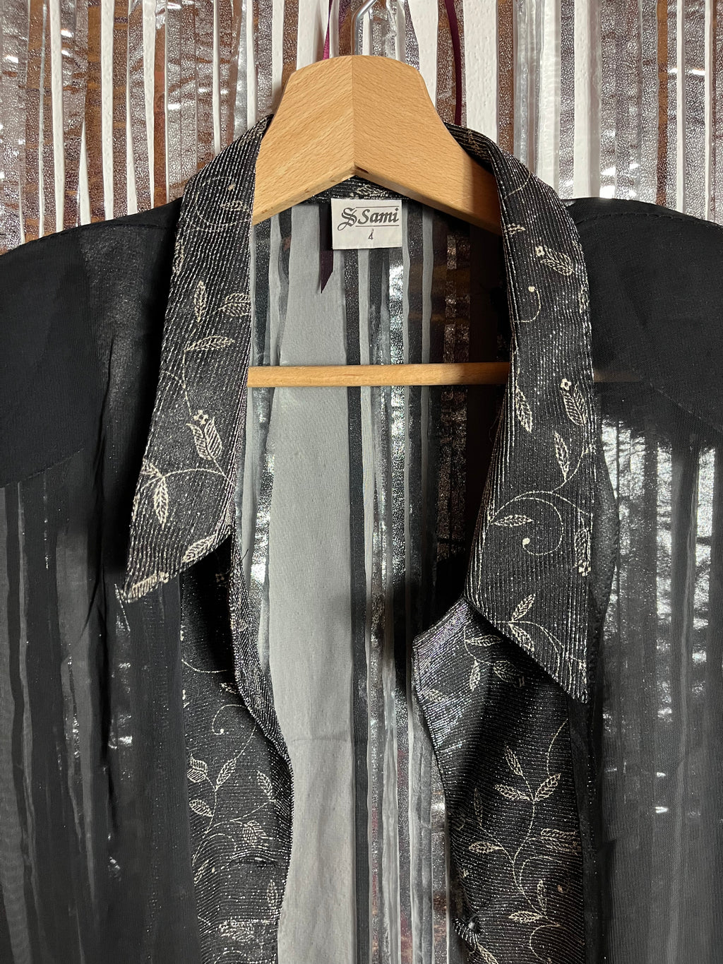Camicia velata spalle larghe con dettagli argentati