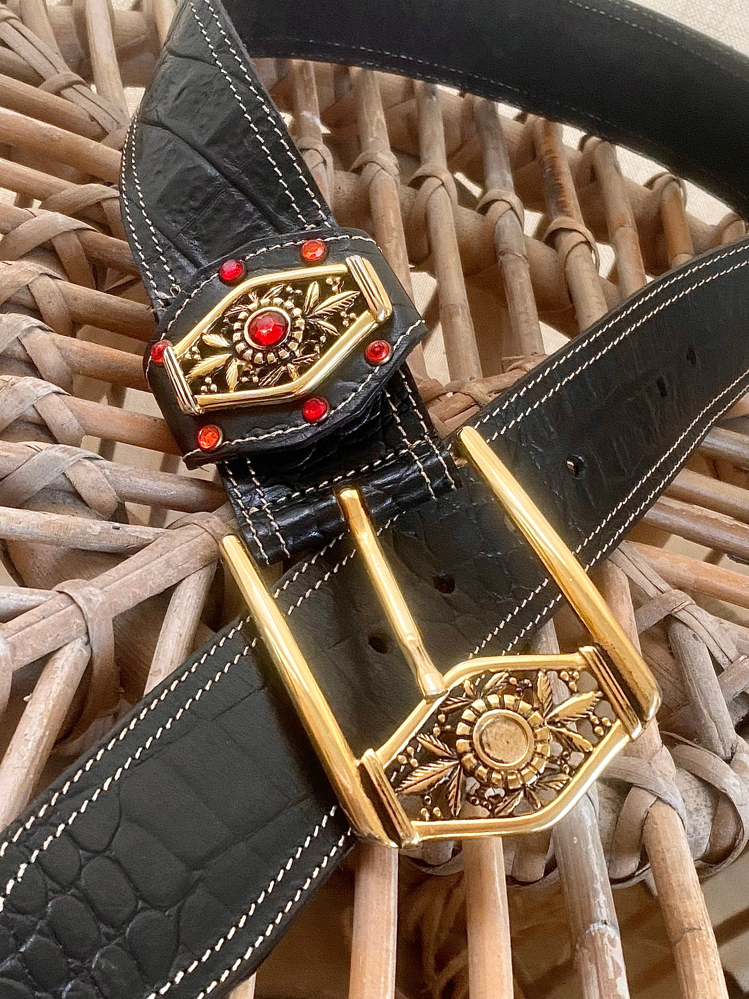 Cintura in vera pelle con fibbia maxi dorata