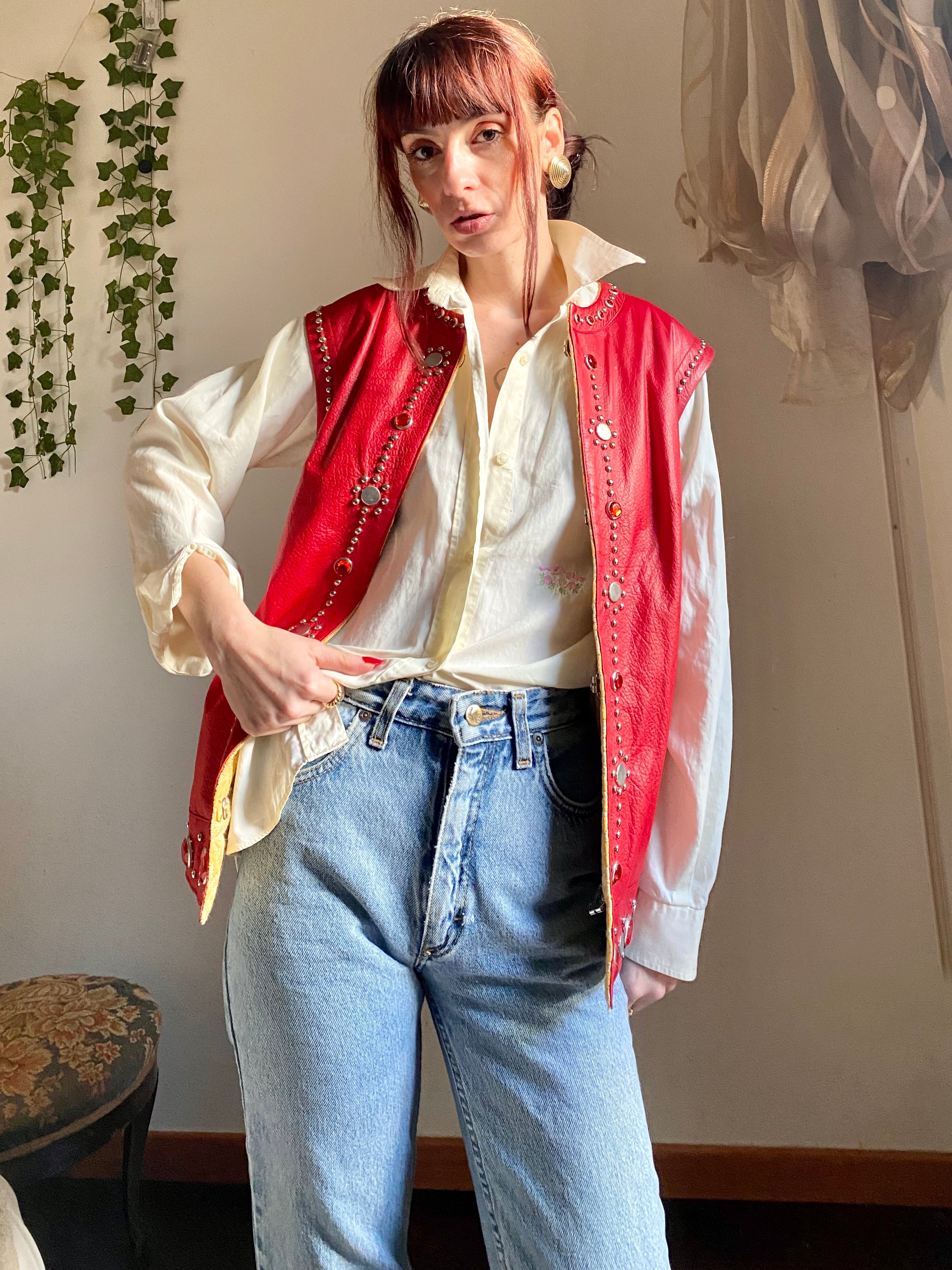 Gilet in vera pelle con pietre e borchie