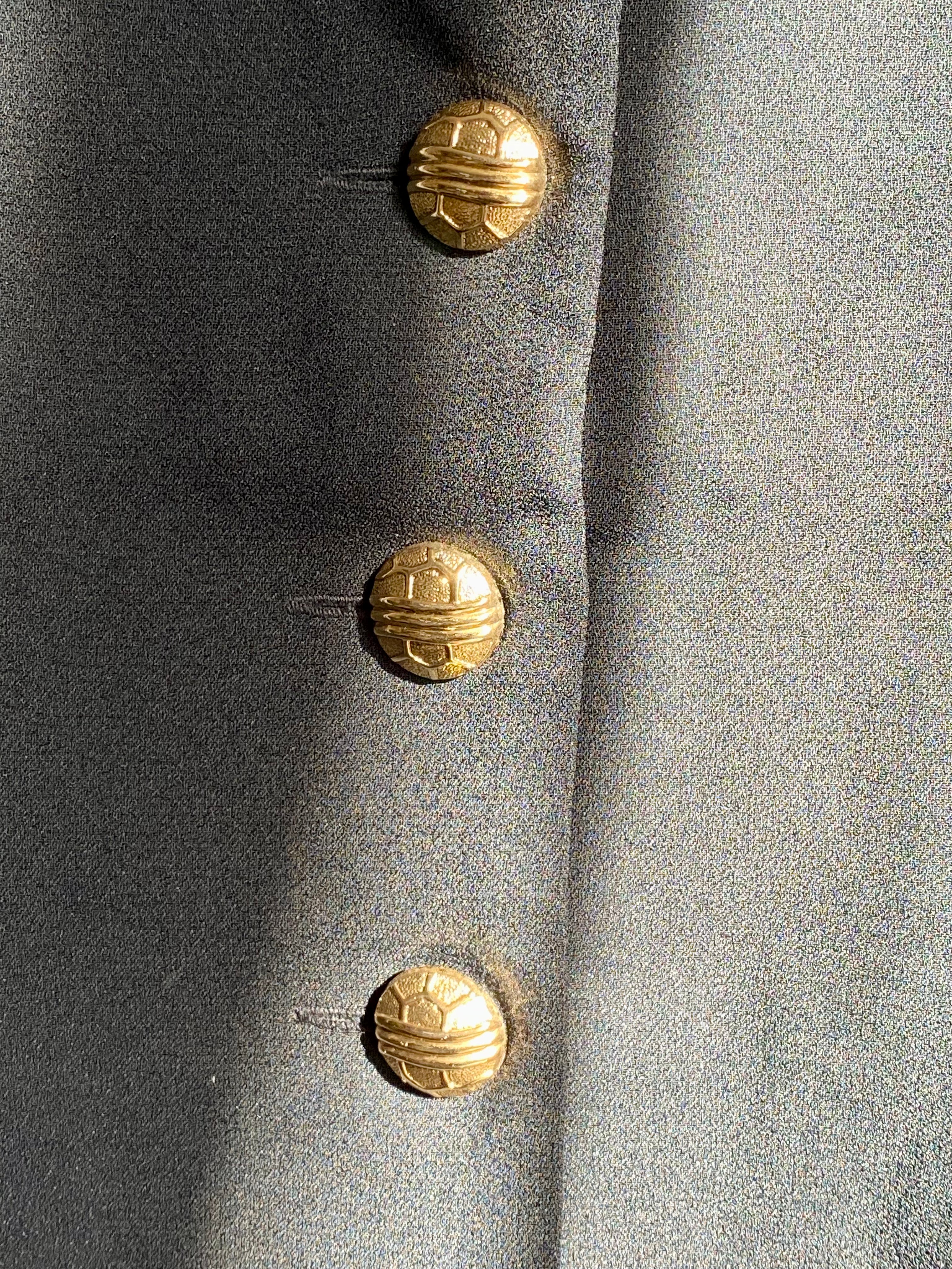 Blazer sfiancato con dettagli in pizzo e bottoni gioiello