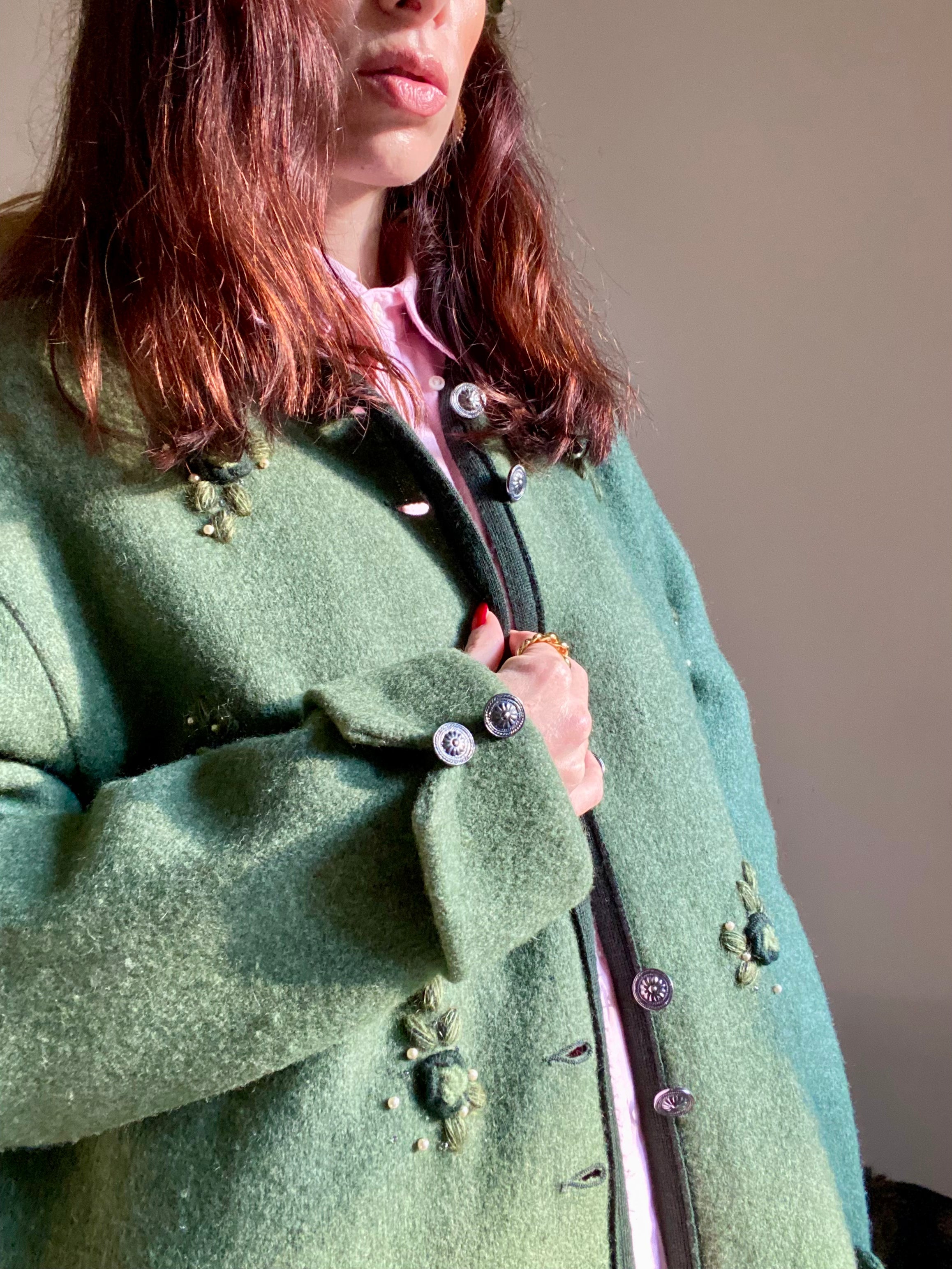 Giacca tirolese oliva con fiorellini e perline