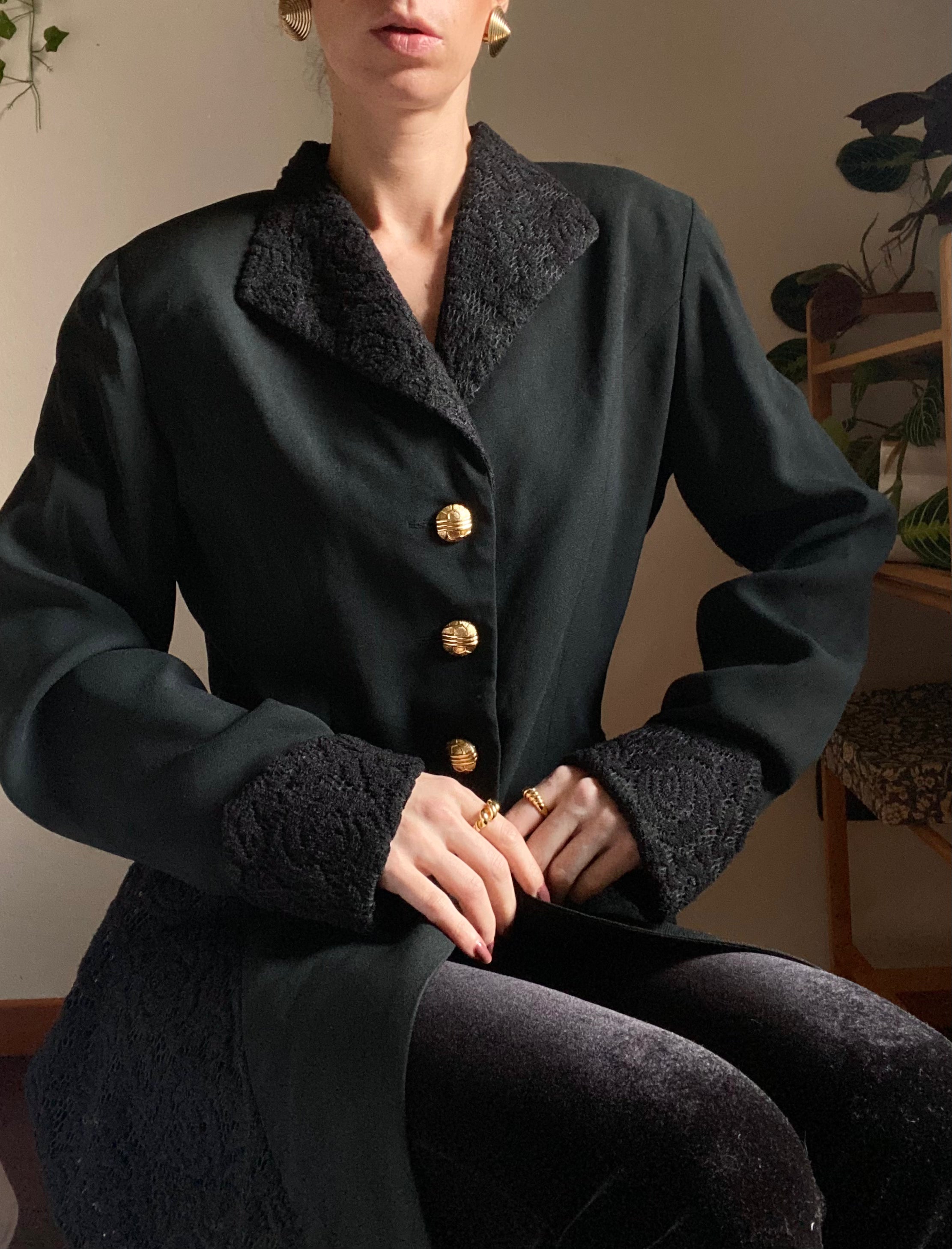 Blazer sfiancato con dettagli in pizzo e bottoni gioiello