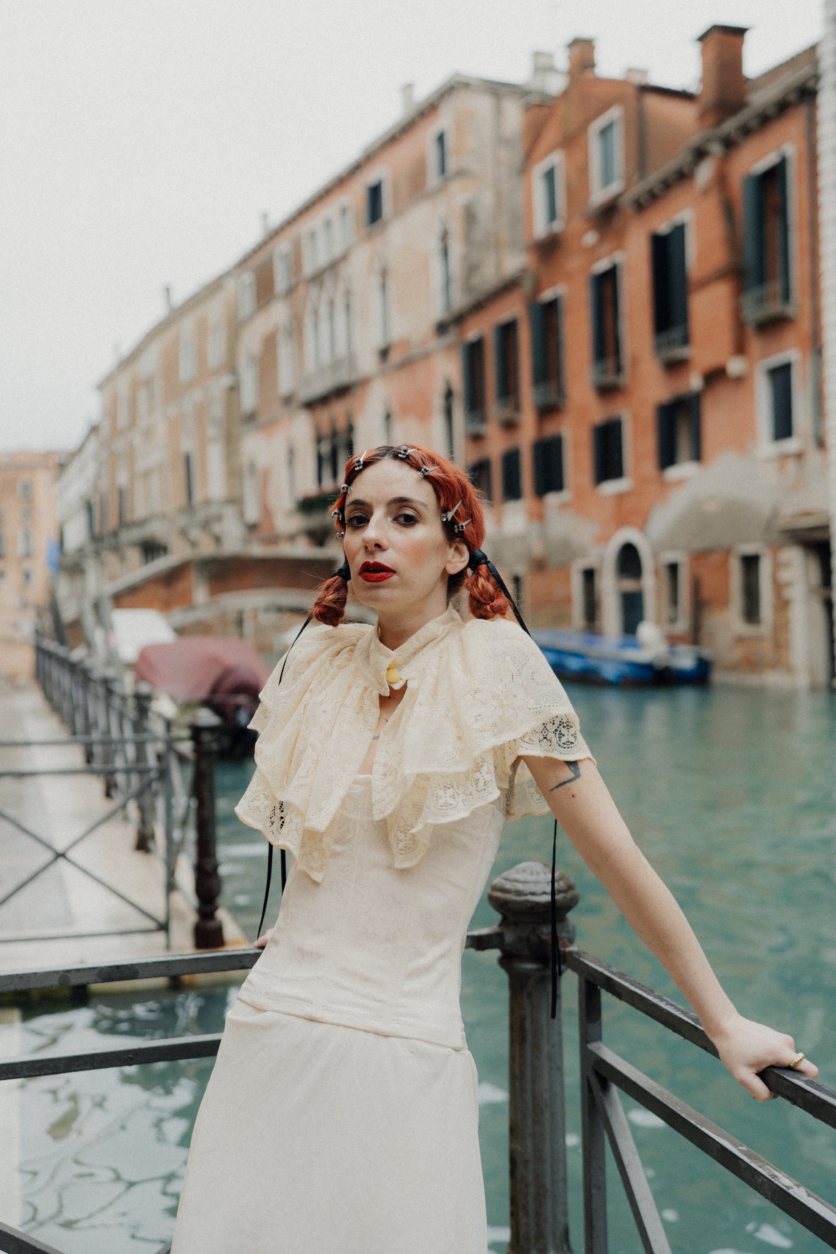 Mantellina stile vittoriano in pizzo antico veneziano pastello