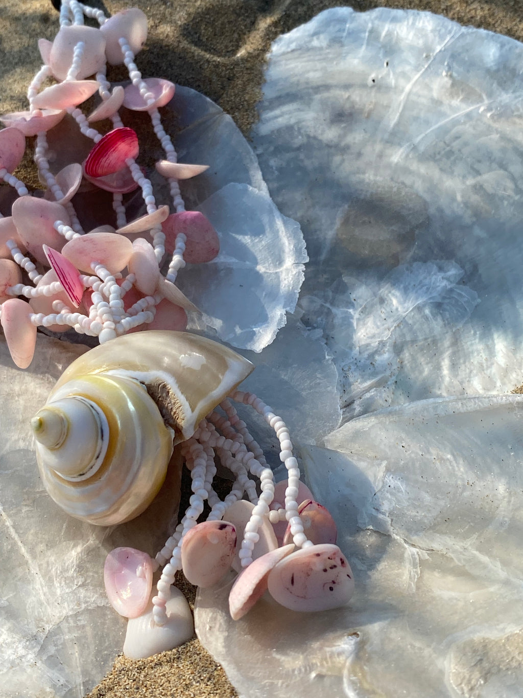 Marea collana con perle e conchiglie naturali