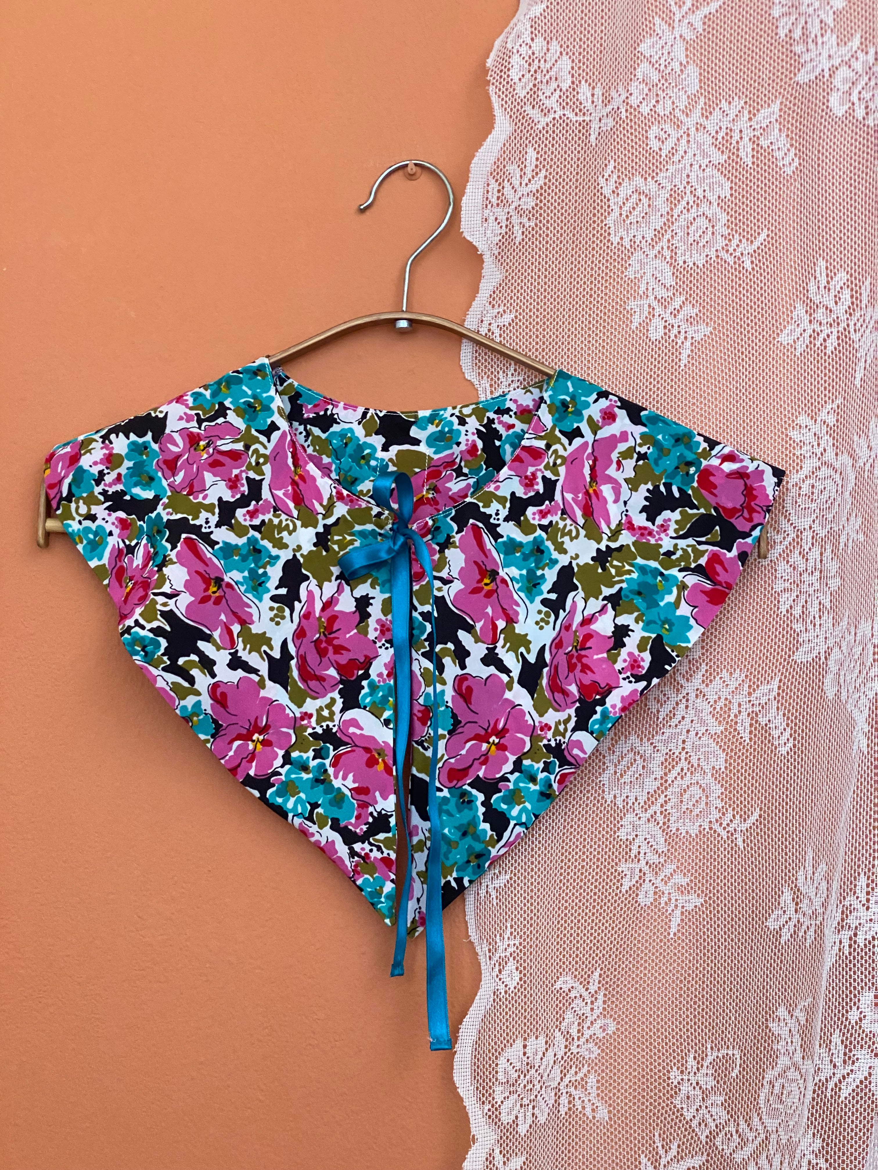 Maxi colletto alla marinara a punta floreale