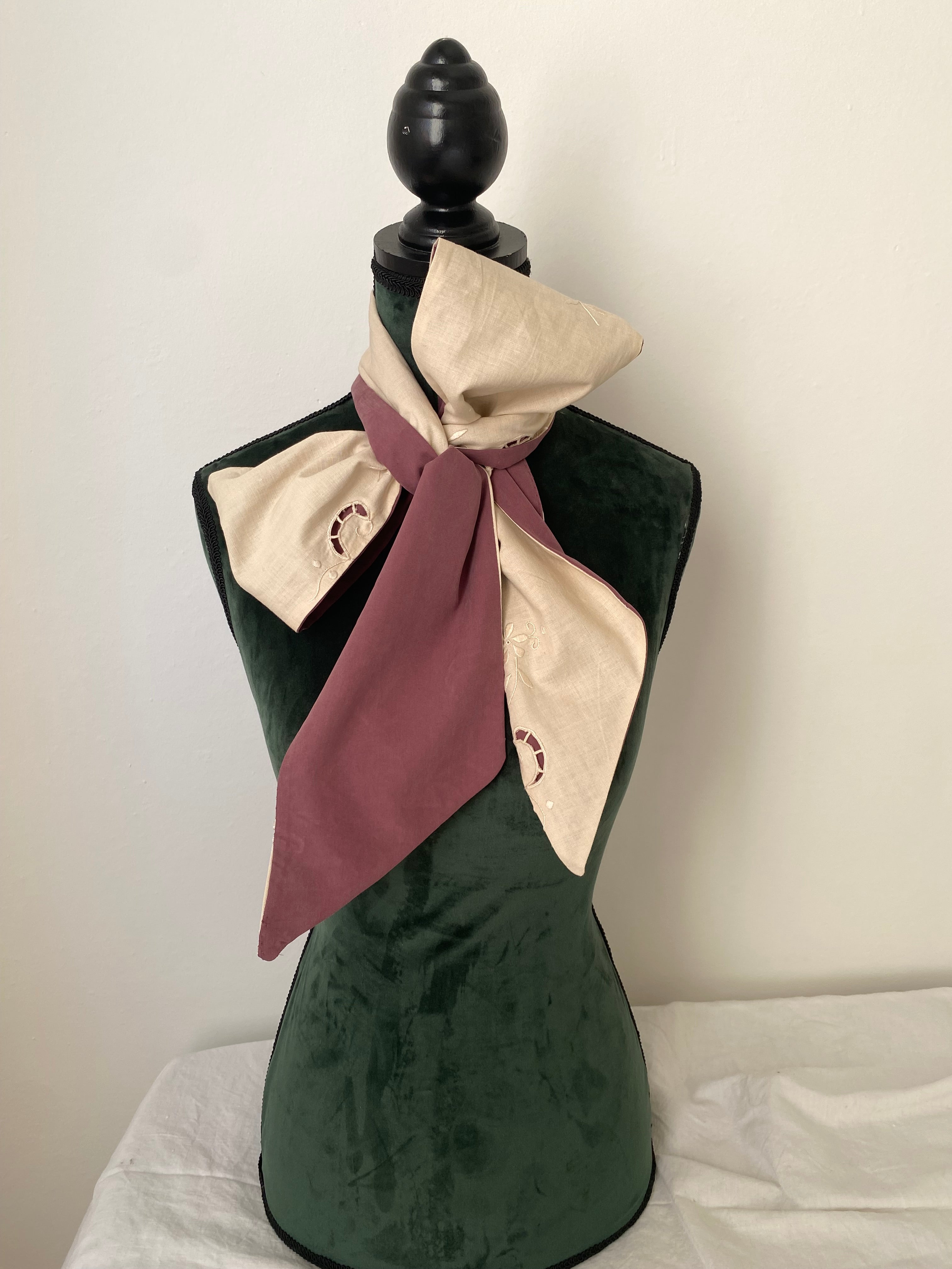 Fiocco sartoriale double face in seta e puro cotone con ricami antichi