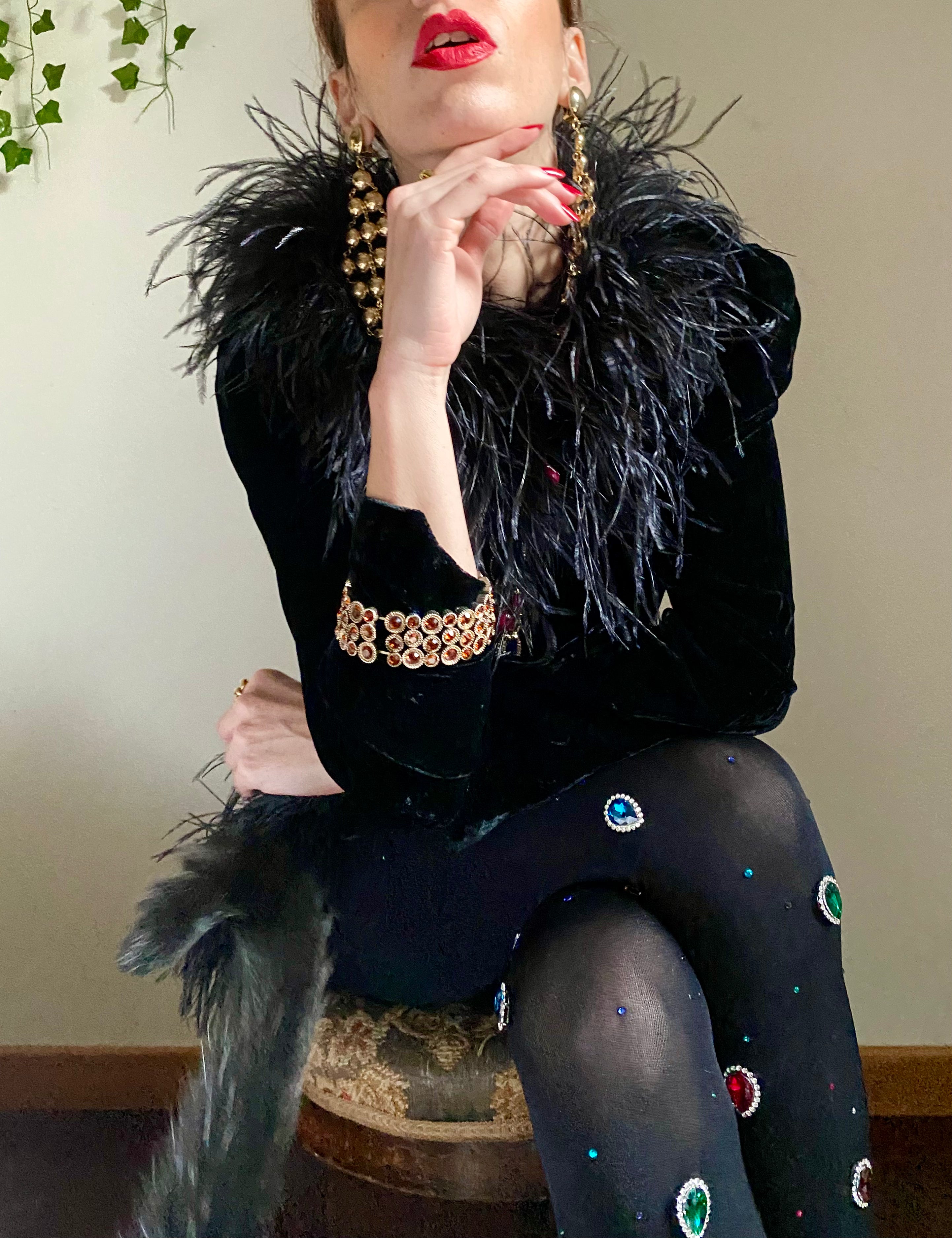 Abito capodanno a tubino in velluto con dettagli in piume