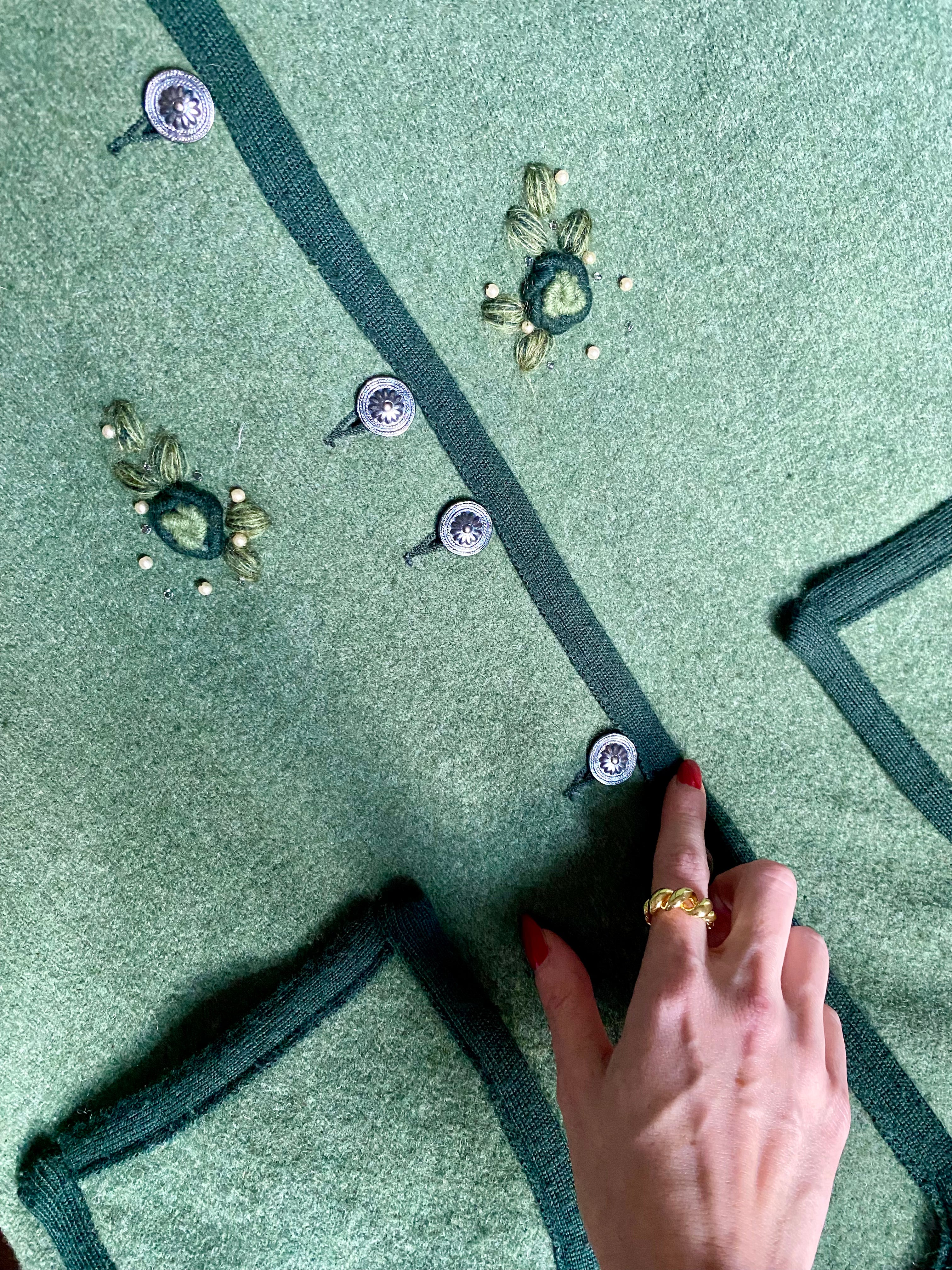 Giacca tirolese oliva con fiorellini e perline