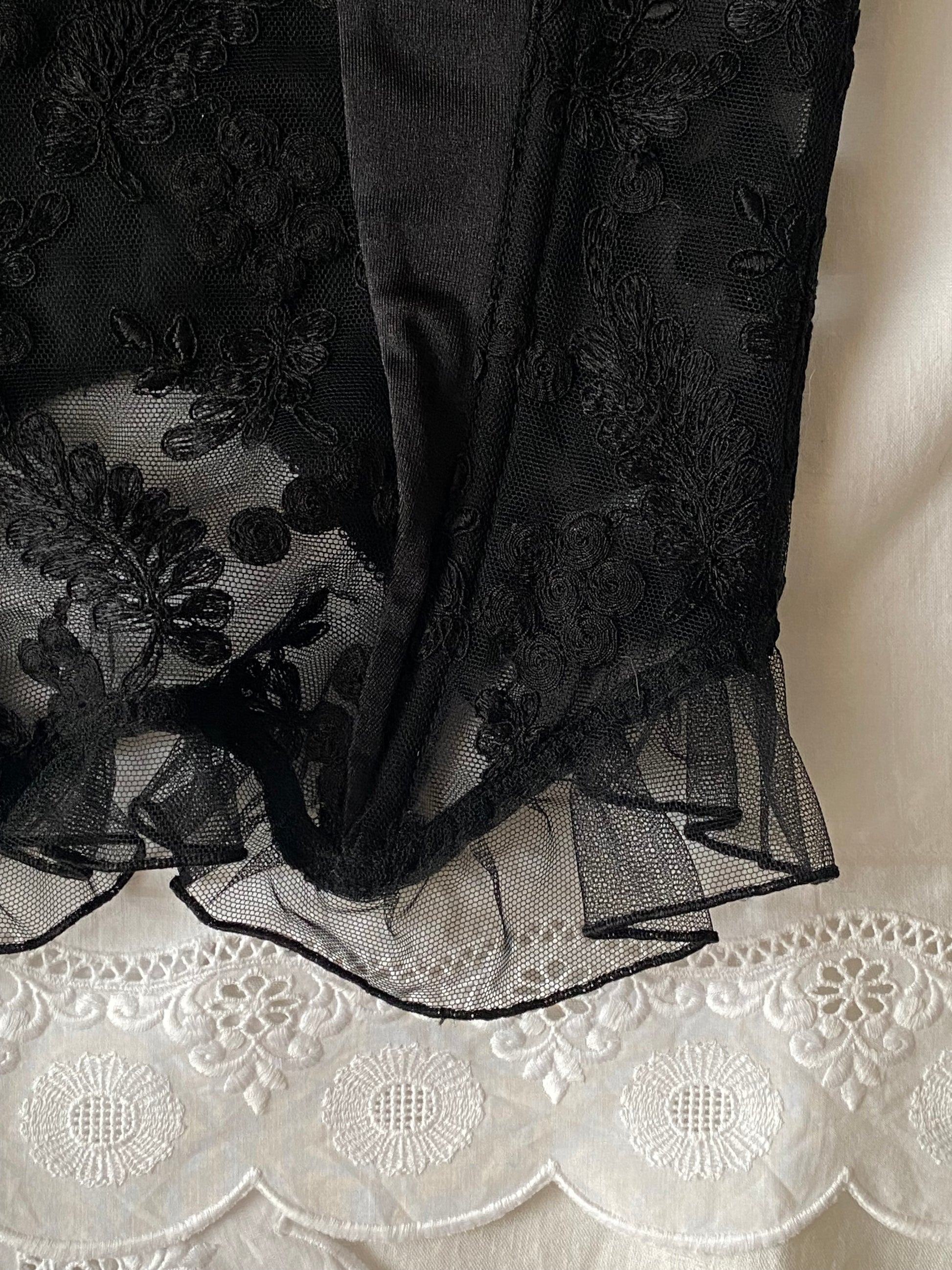 Corsetto nero rigido in pizzo