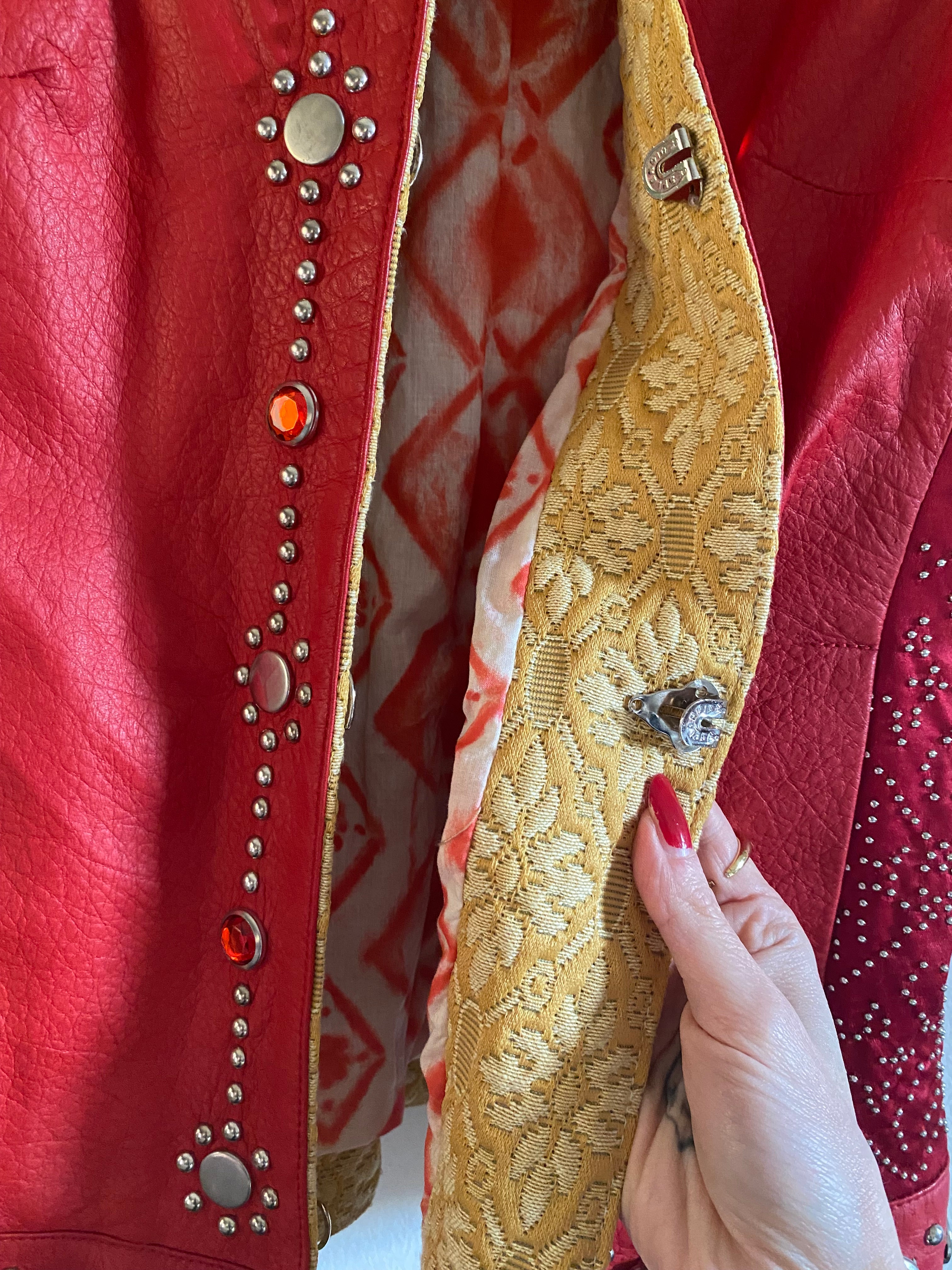 Gilet in vera pelle con pietre e borchie