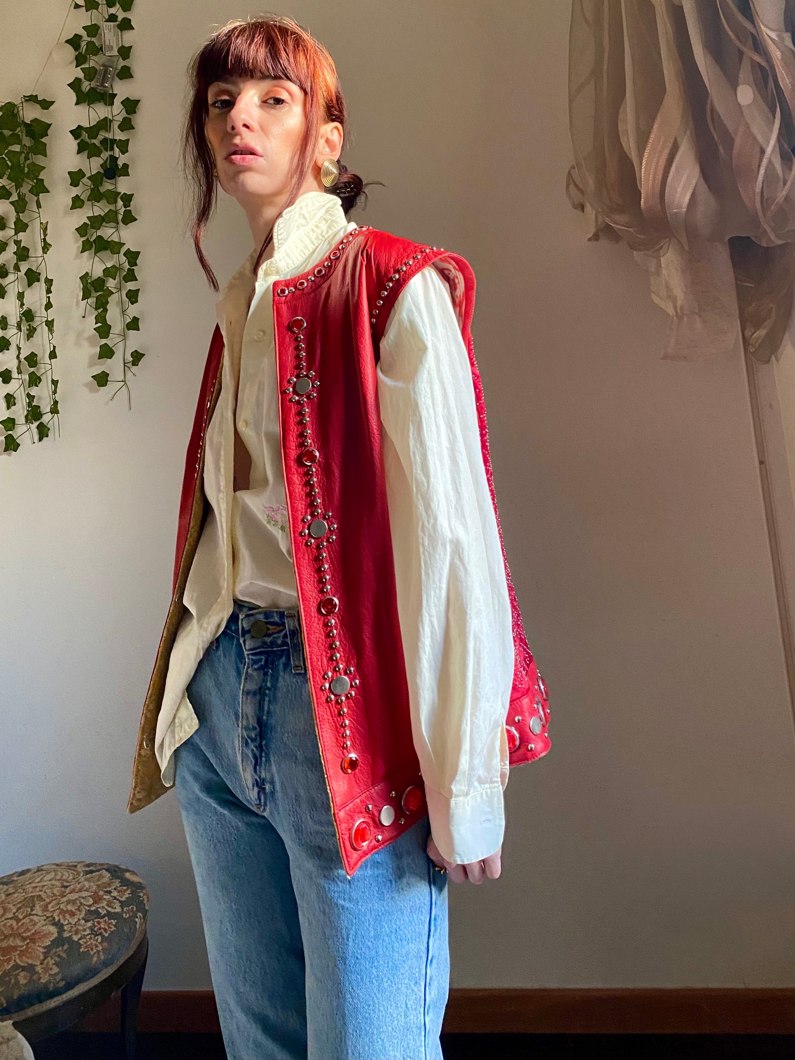 Gilet in vera pelle con pietre e borchie