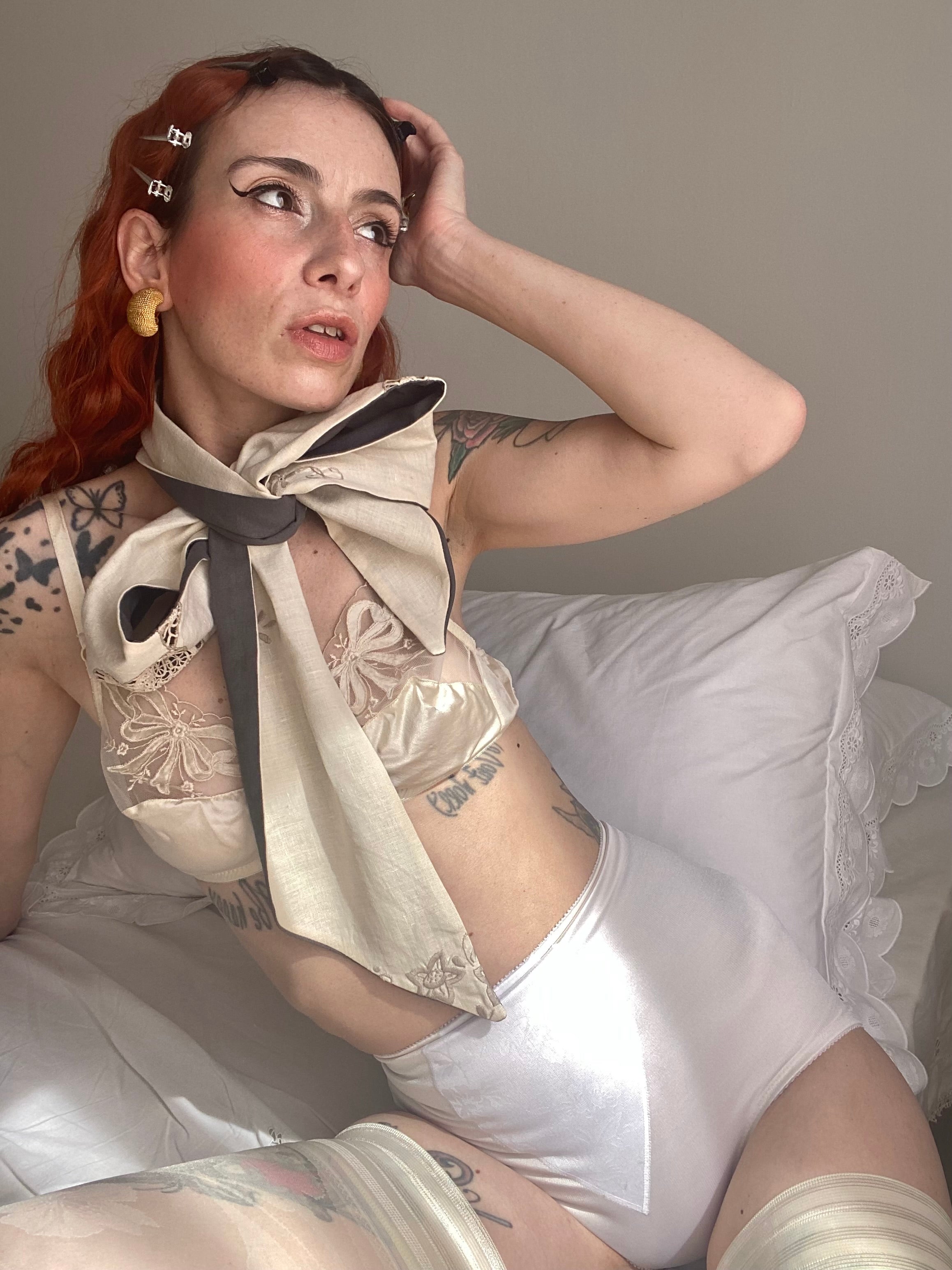 Fiocco sartoriale double face in puro cotone e ricami antichi