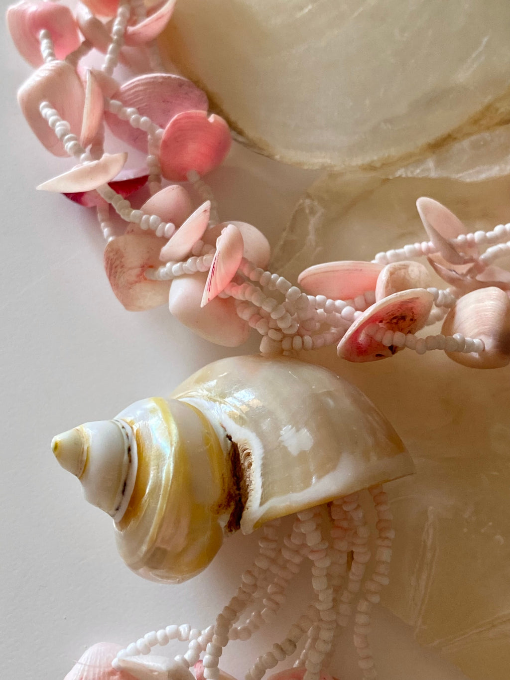 Marea collana con perle e conchiglie naturali