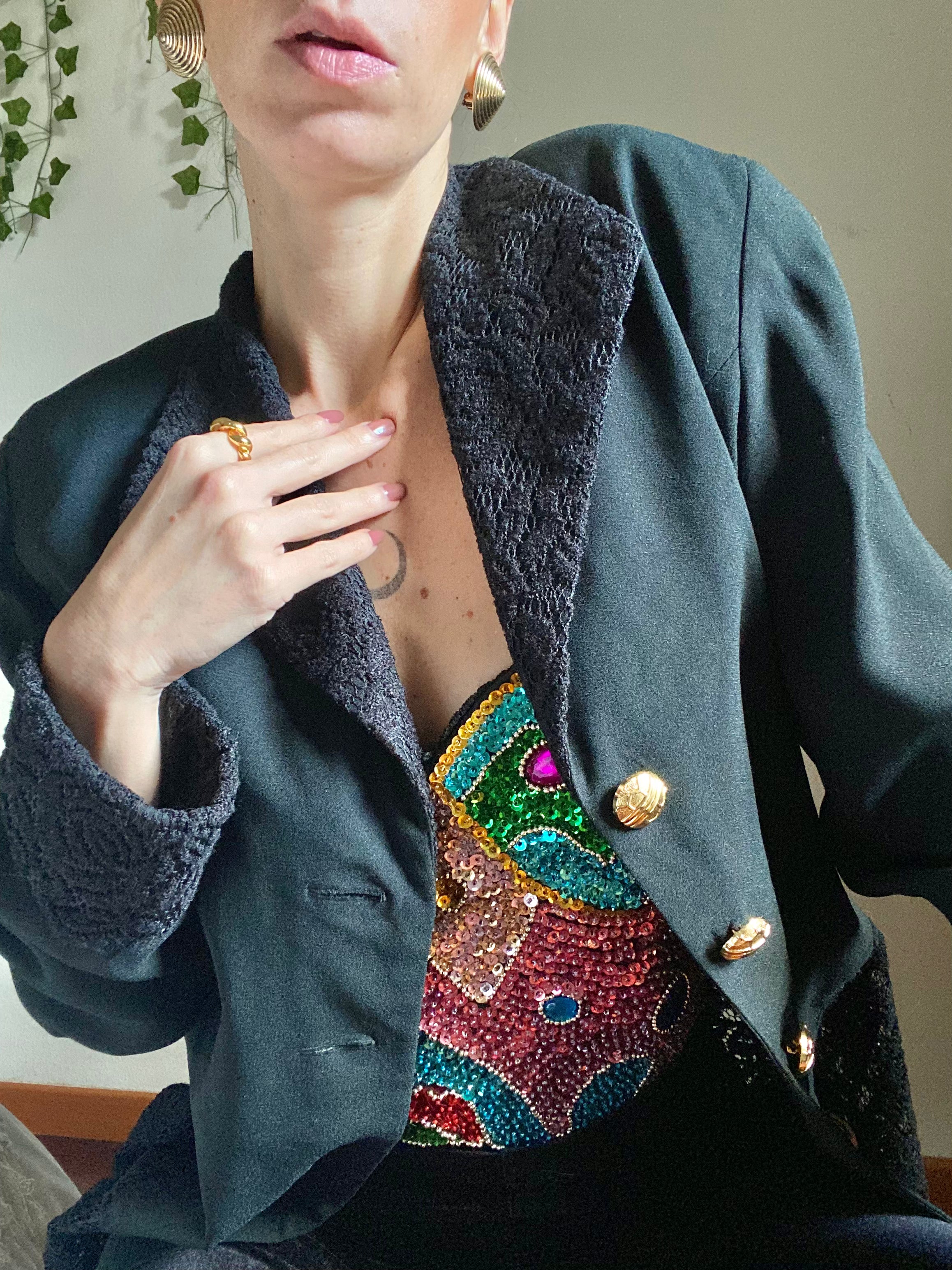 Blazer sfiancato con dettagli in pizzo e bottoni gioiello