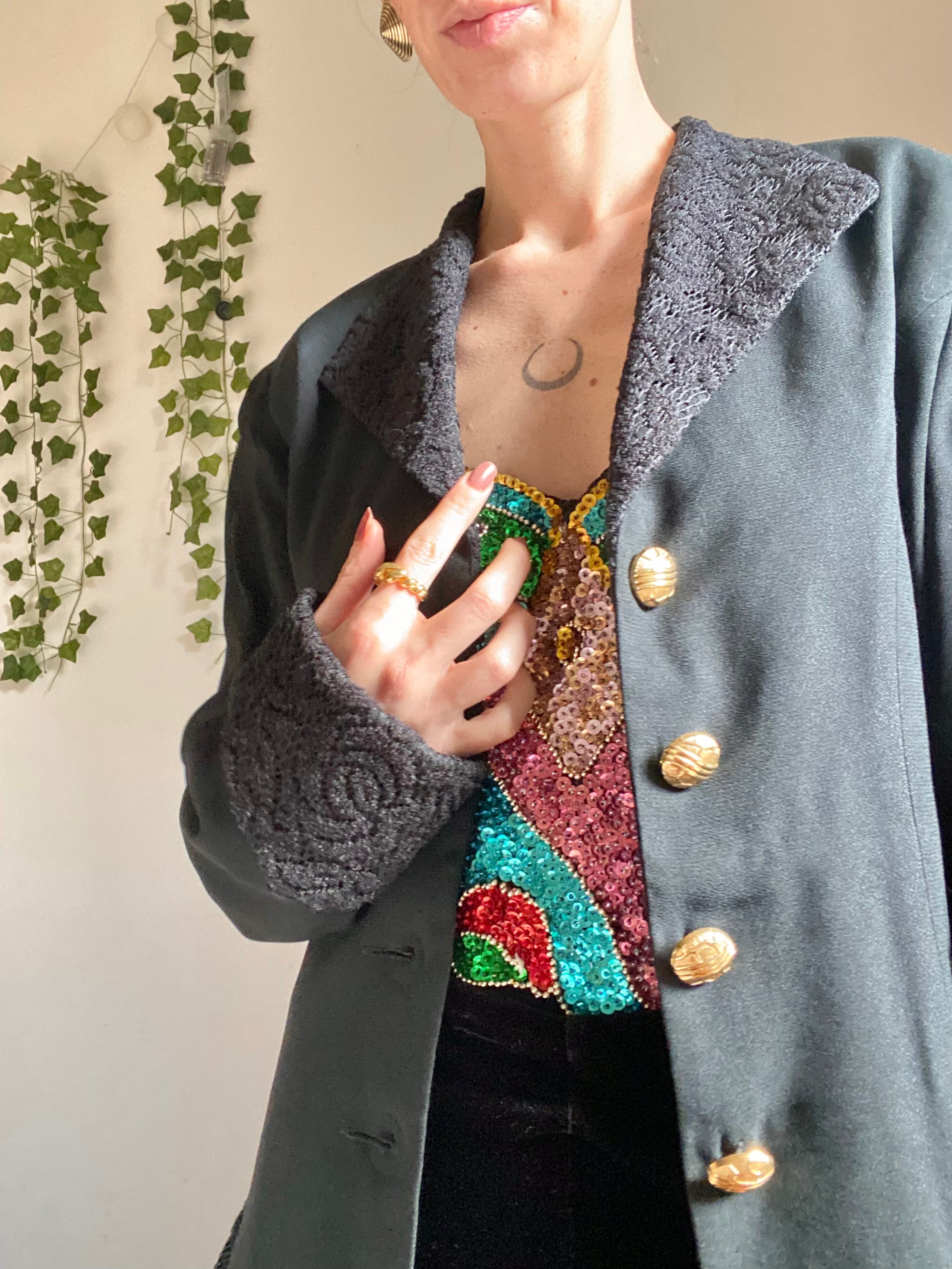 Blazer sfiancato con dettagli in pizzo e bottoni gioiello